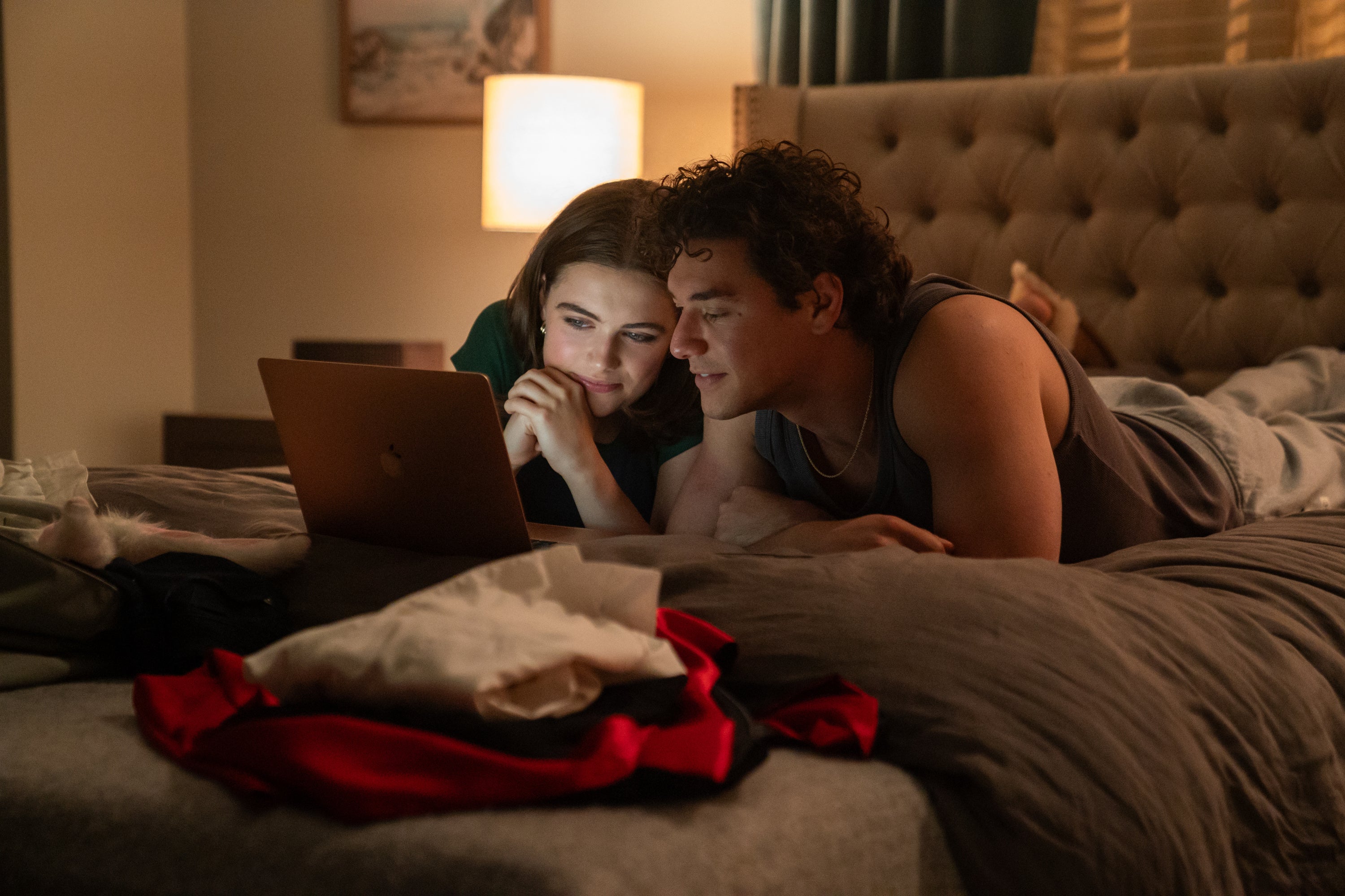 Ella Bright and Belmont Cameli as Hannah and Garrett in ‘Off Campus’