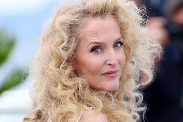 <p>Gillian Anderson durante la sesión fotográfica de ‘Adolescencia, sexo y muerte en Campamento Miasma’ en el Festival de Cannes esta semana </p>