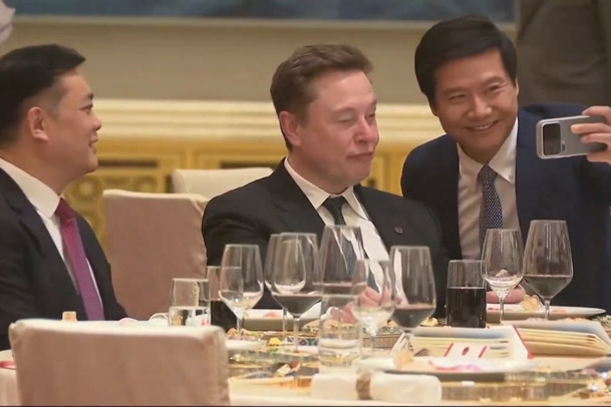 Elon Musk caught making strange faces while posing with Chinese leaders