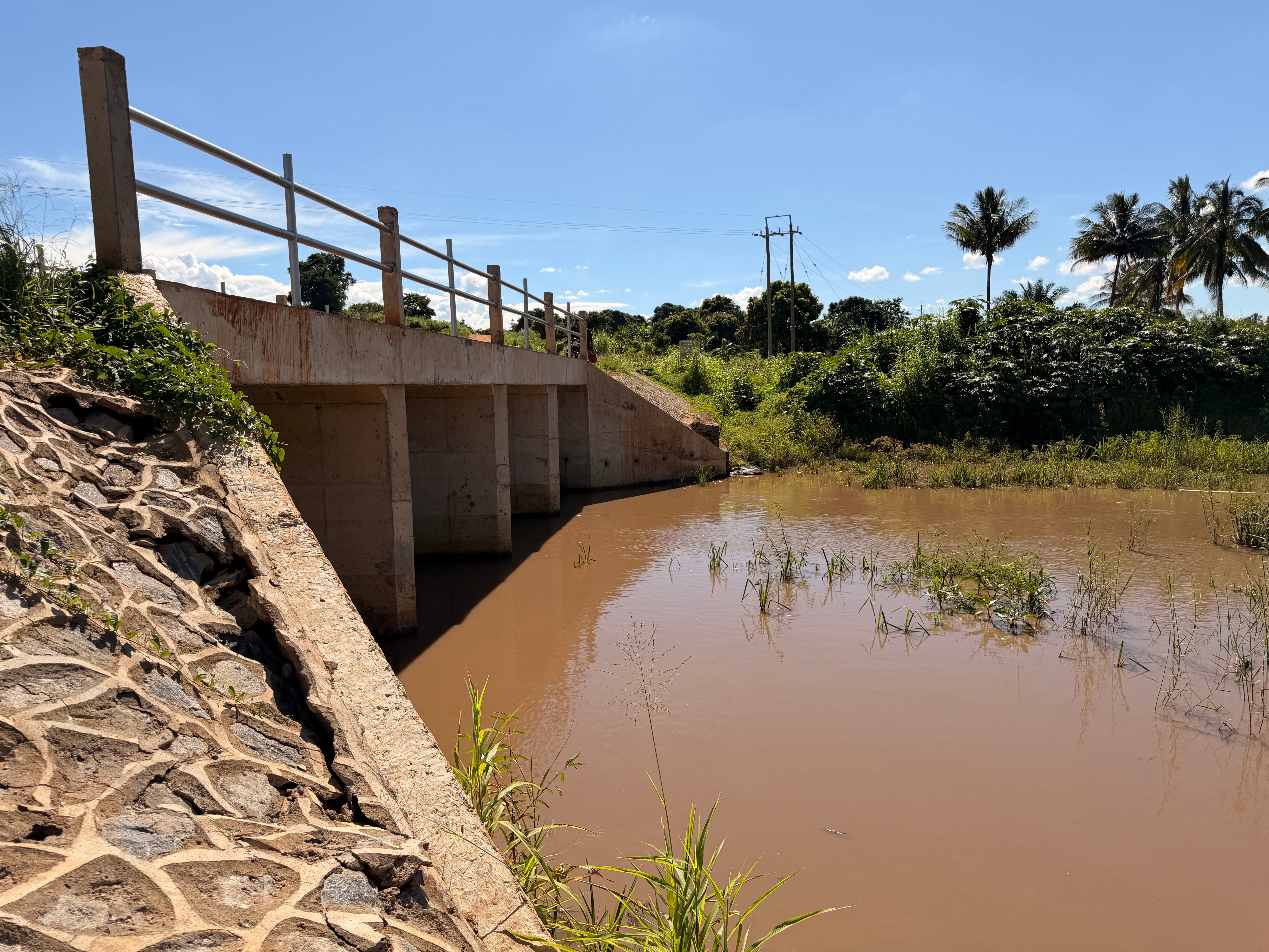 Cracks in the base of a bridge built just two years ago by the government, which are the result of the river expanding unexpectedly due to repeated heavy rainfall