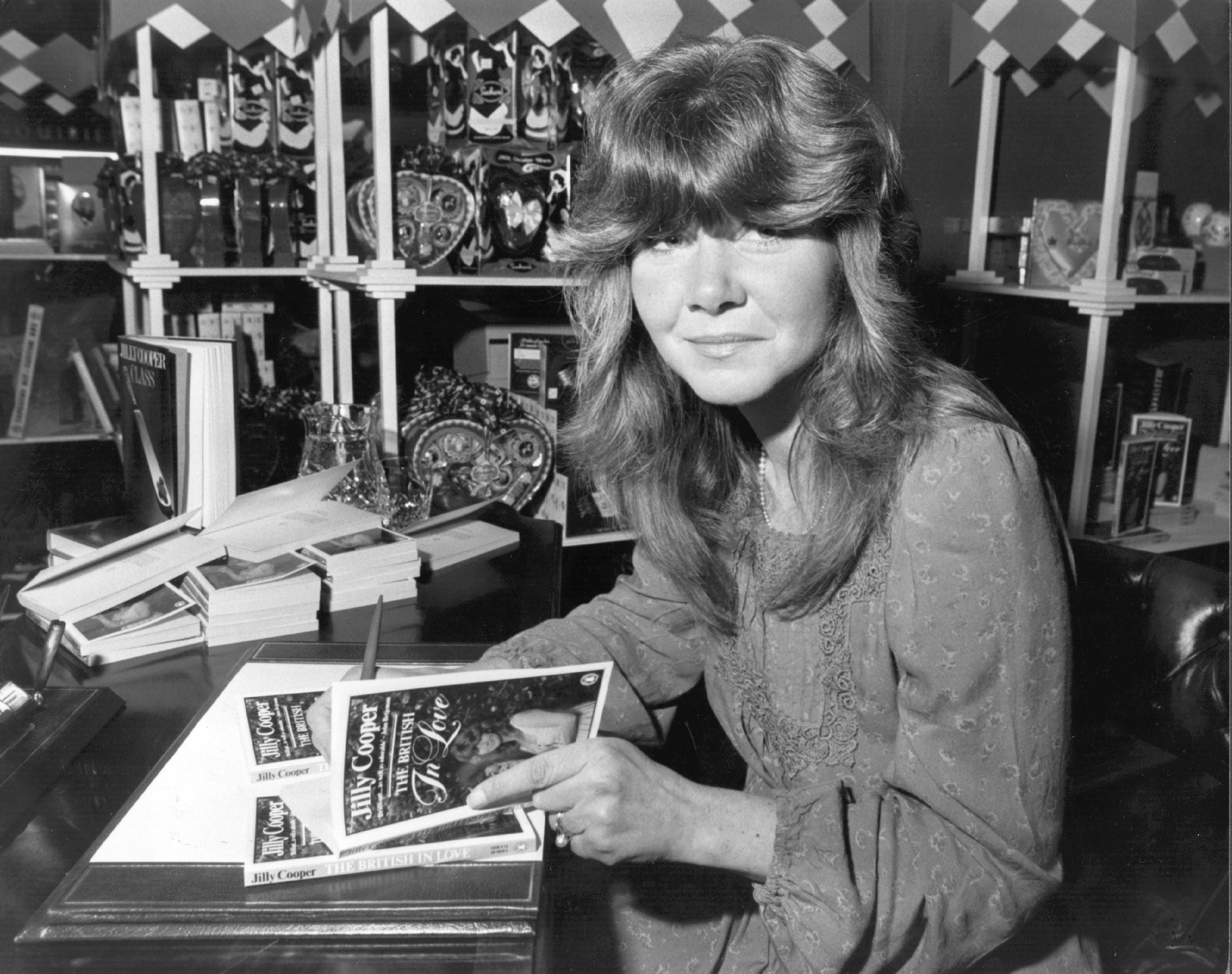 Dame Jilly Cooper firma copie della sua antologia 