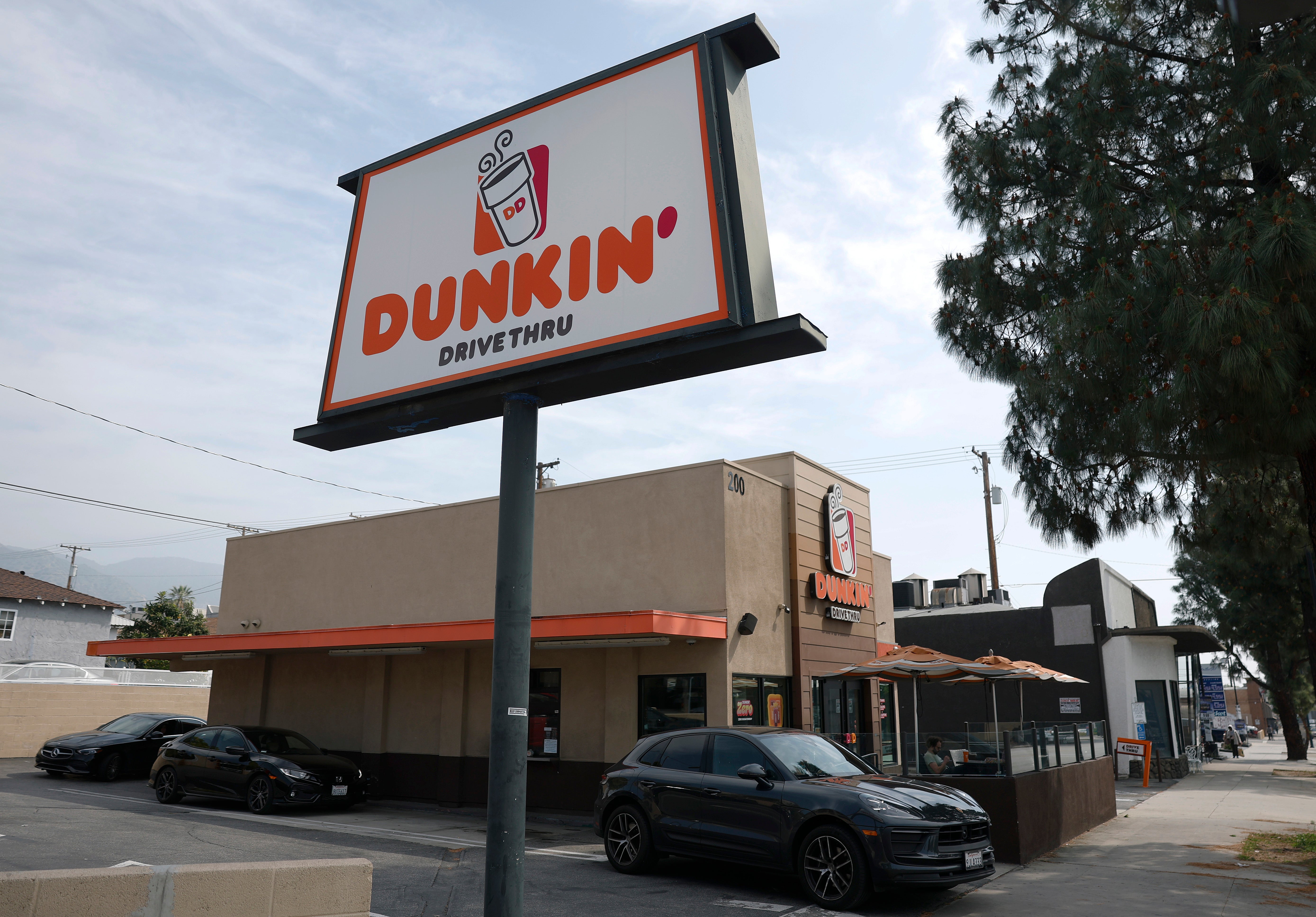 A new deal between a Canadian franchisee and Dunkin’ will bring hundreds of stores to America’s northern neighbor