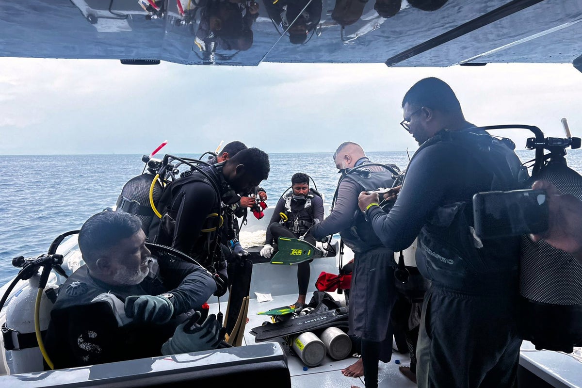 Search resumes for missing Italian divers in Maldives cave after one body recovered