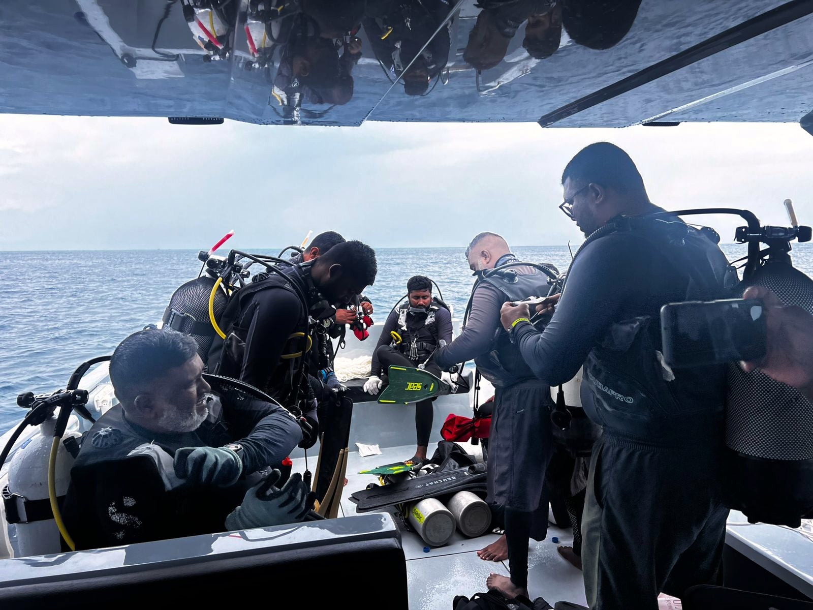 Divers preparing to search for the four missing Italian divers near Alimathaa Island, Vaavu Atoll, Maldives, Saturday, May 15, 2026