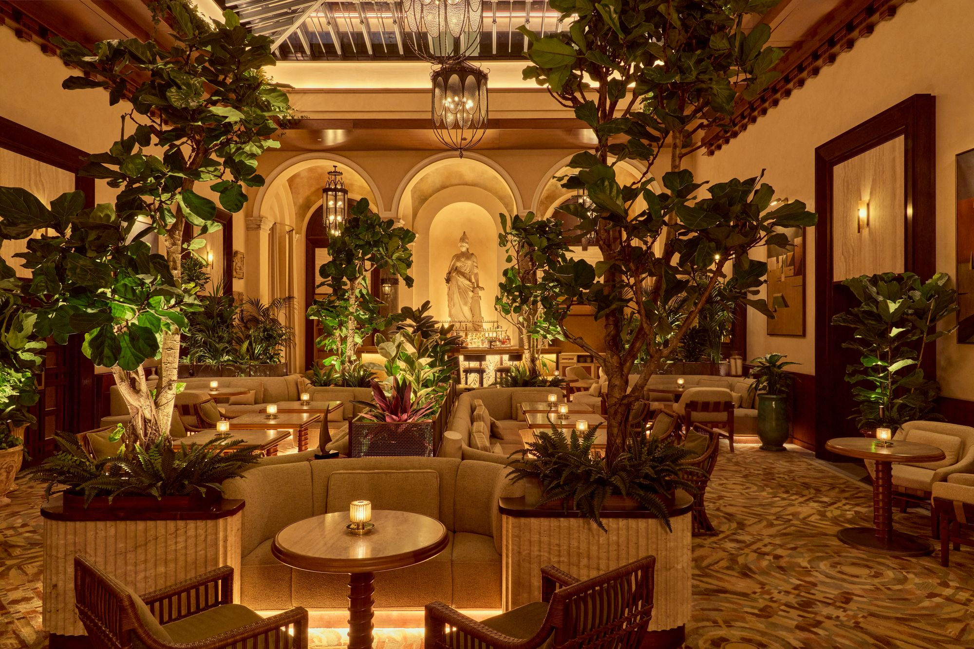 The Minerva Bar is filled with greenery and is candlelit in the evening