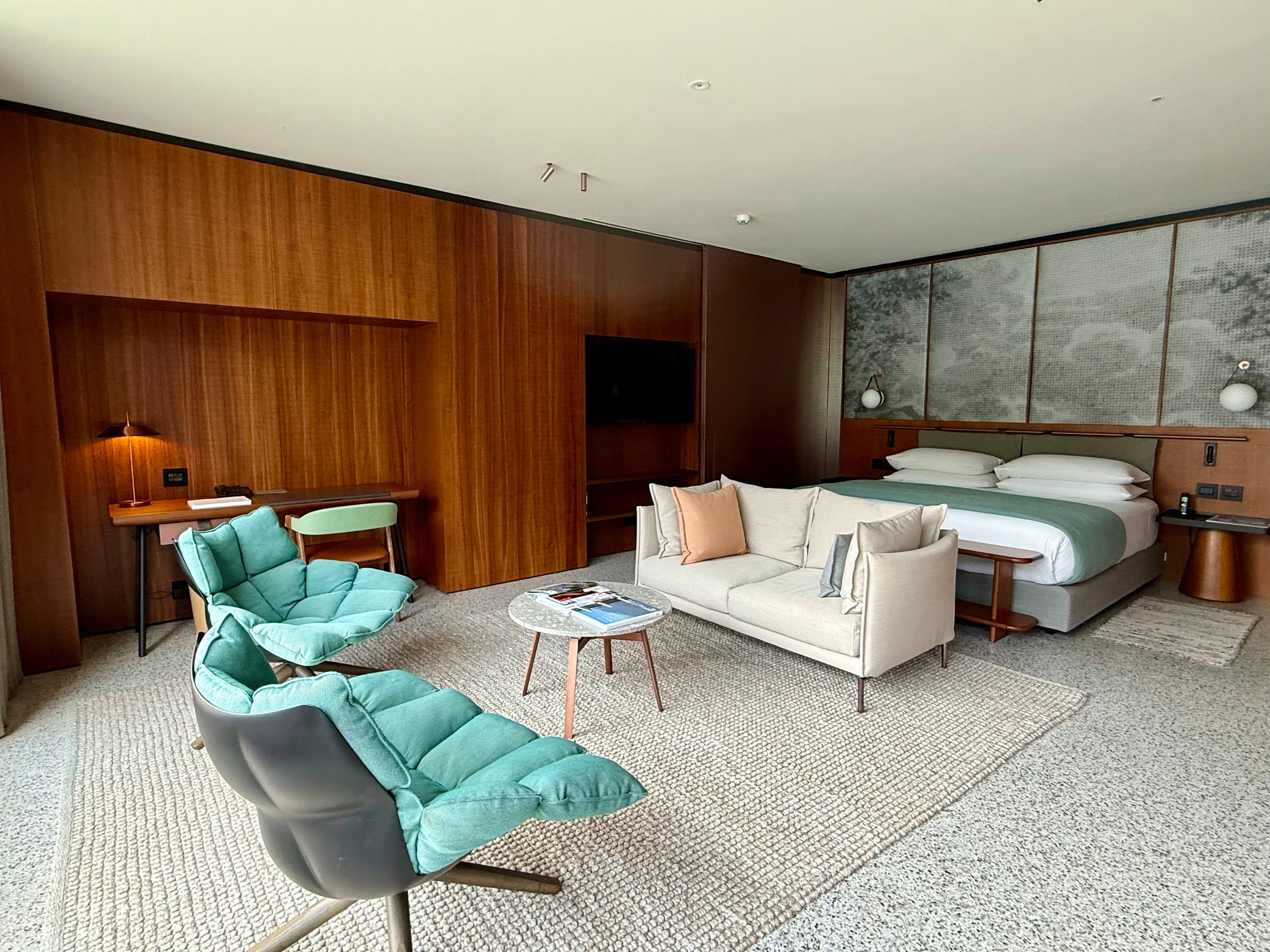 The rooms at Il Sereno are spacious and all have lake views