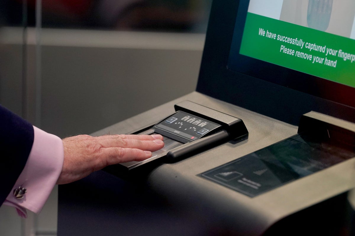 Arrive three hours early for flights to beat post-Brexit visa queues, travellers warned – UK Times Arrive three hours early for flights to beat post-Brexit visa queues, travellers warned – UK Times