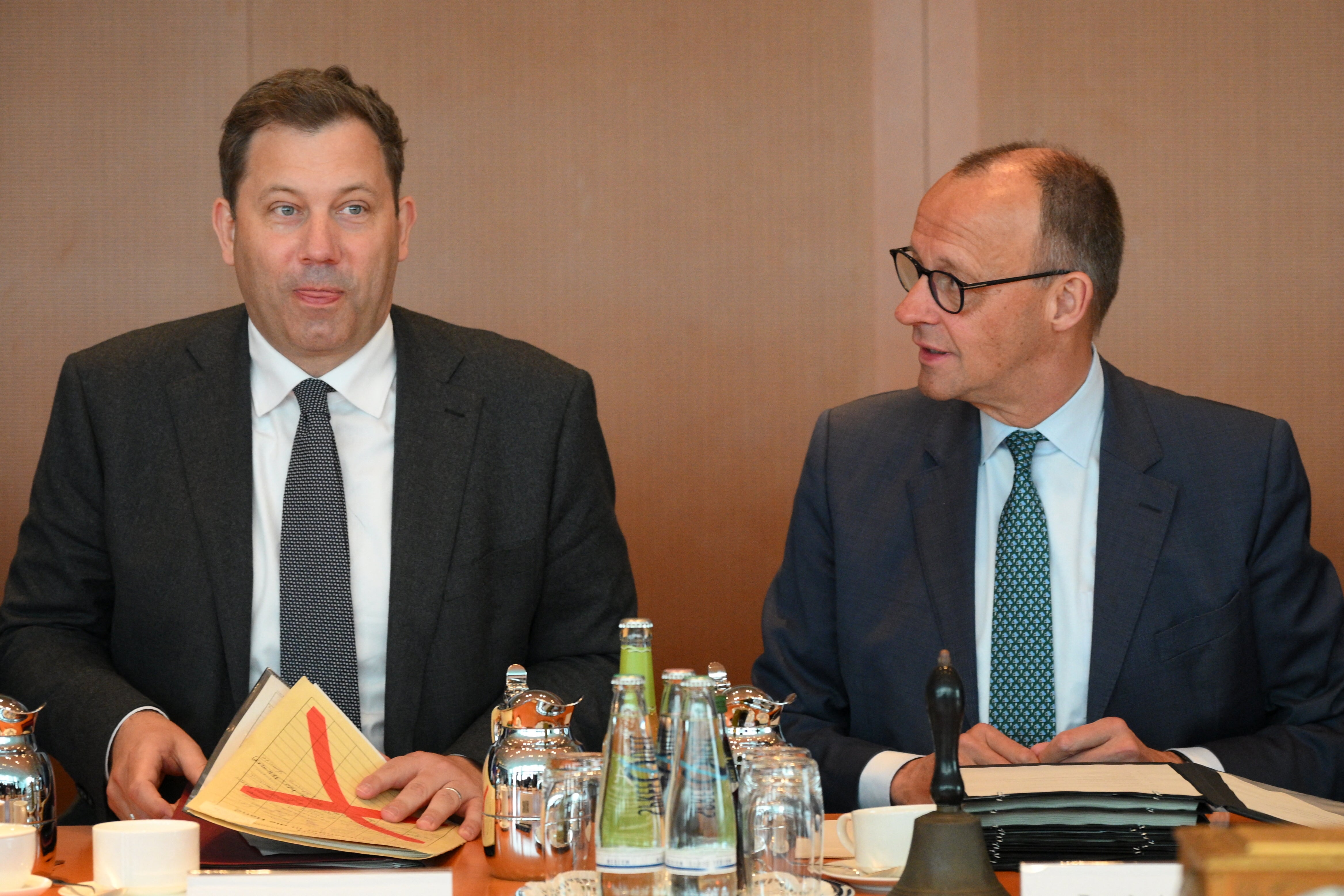 German finance minister and vice chancellor Lars Klingbeil (L) and German chancellor Friedrich Merz (R) on 13 May