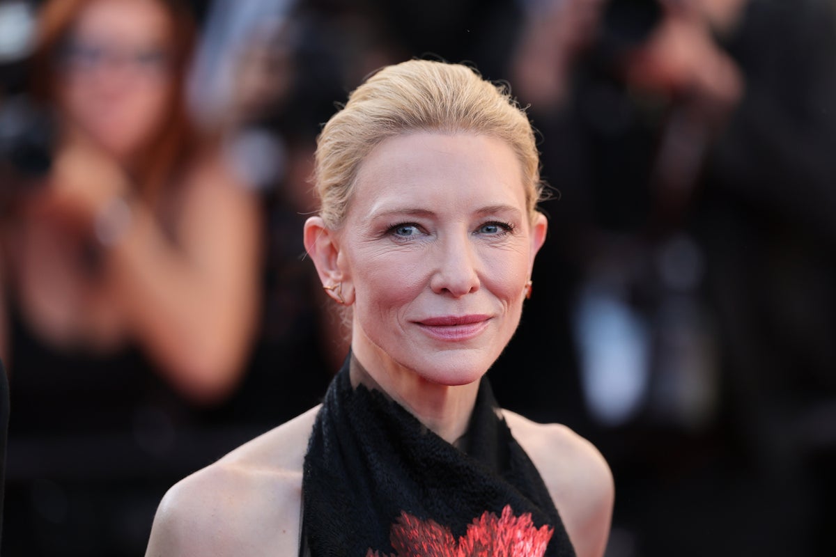 Cate Blanchett chastises theater audience for filming her London play: ‘It spoils it’