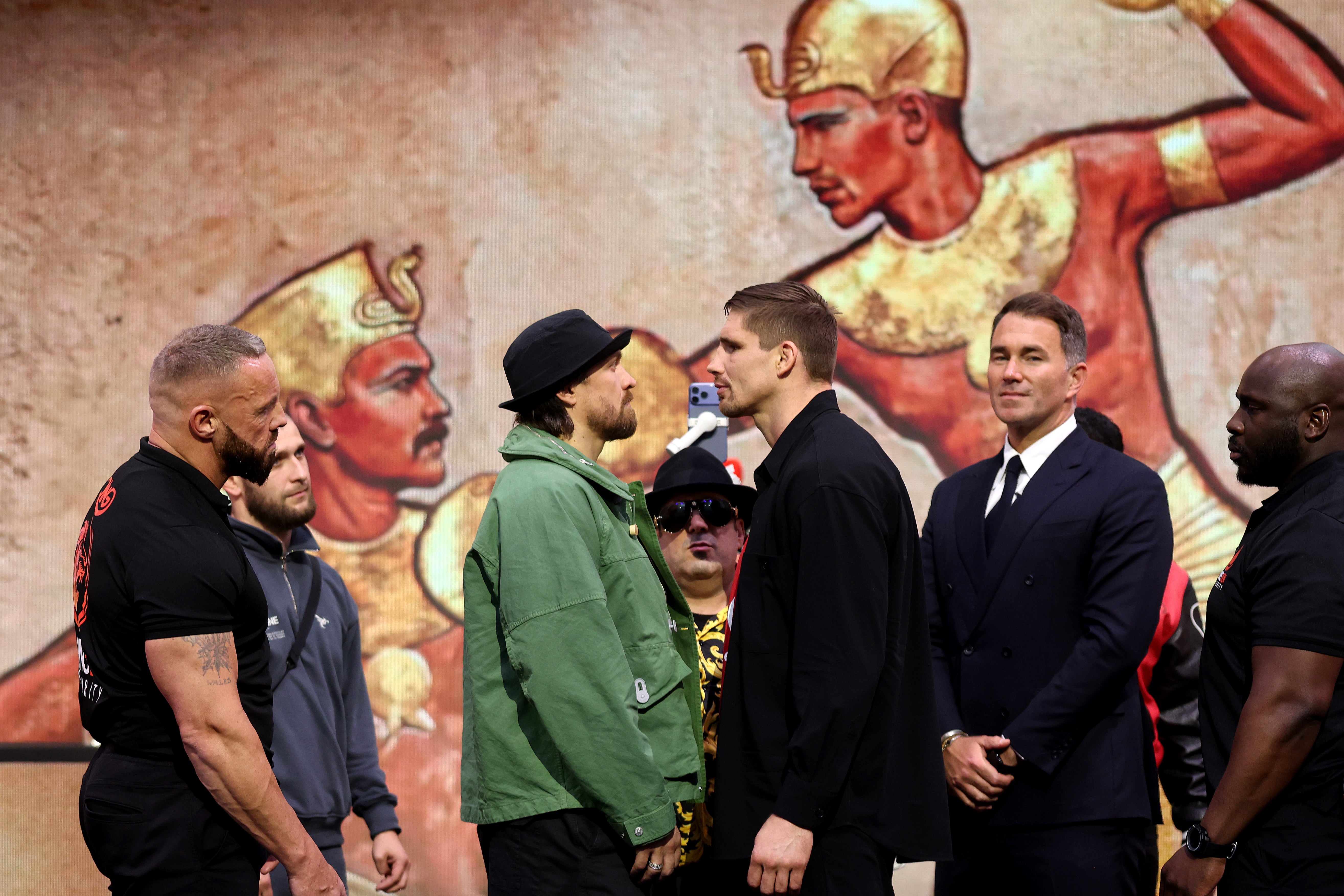 Oleksandr Usyk (centre-left) and Rico Verhoeven facing off in London (Getty)