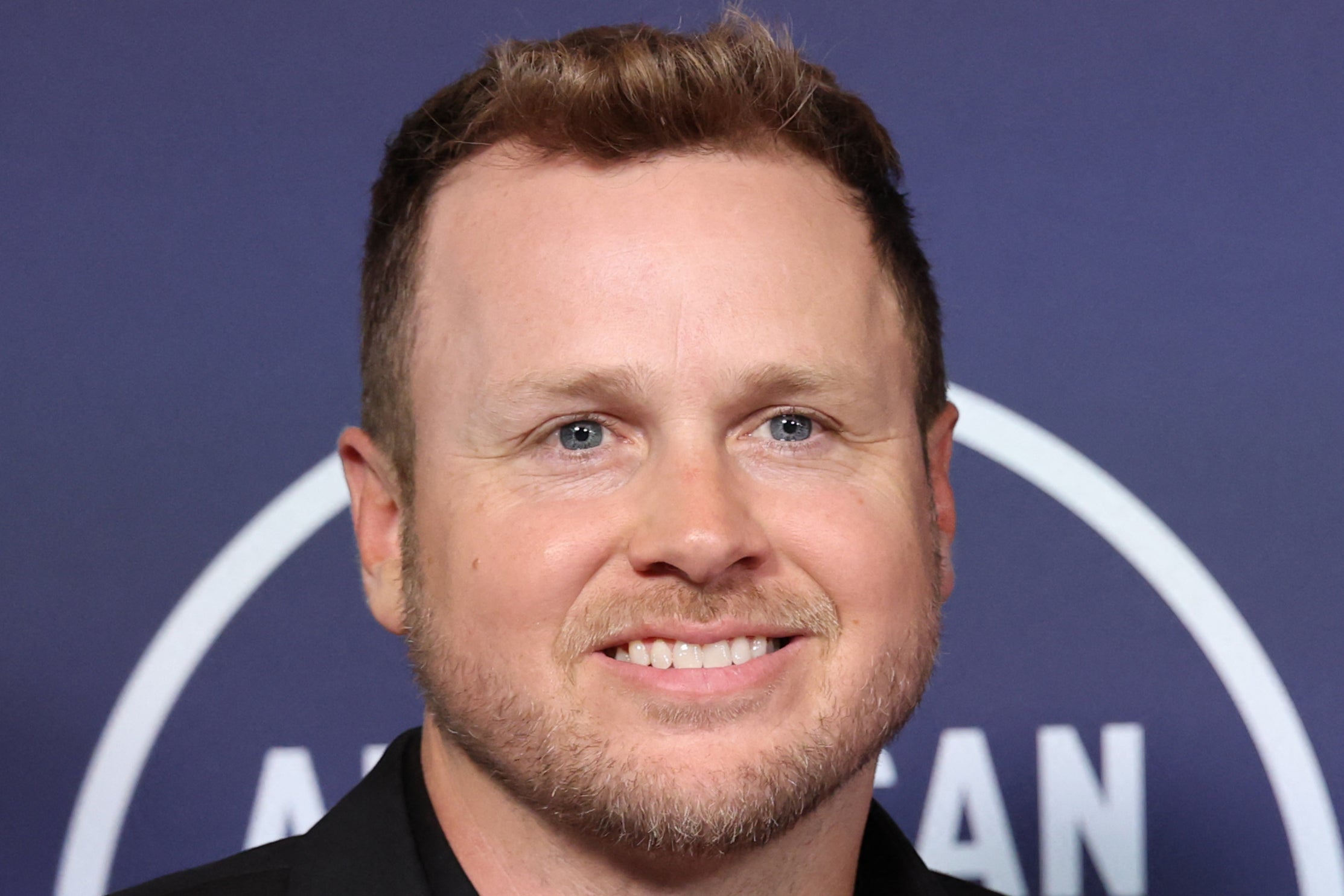 O candidato a prefeito de Los Angeles, Spencer Pratt, fotografado participando do American Music Awards em Las Vegas, Nevada, em 2025, tem estado no centro da controvérsia sobre onde ele mora atualmente