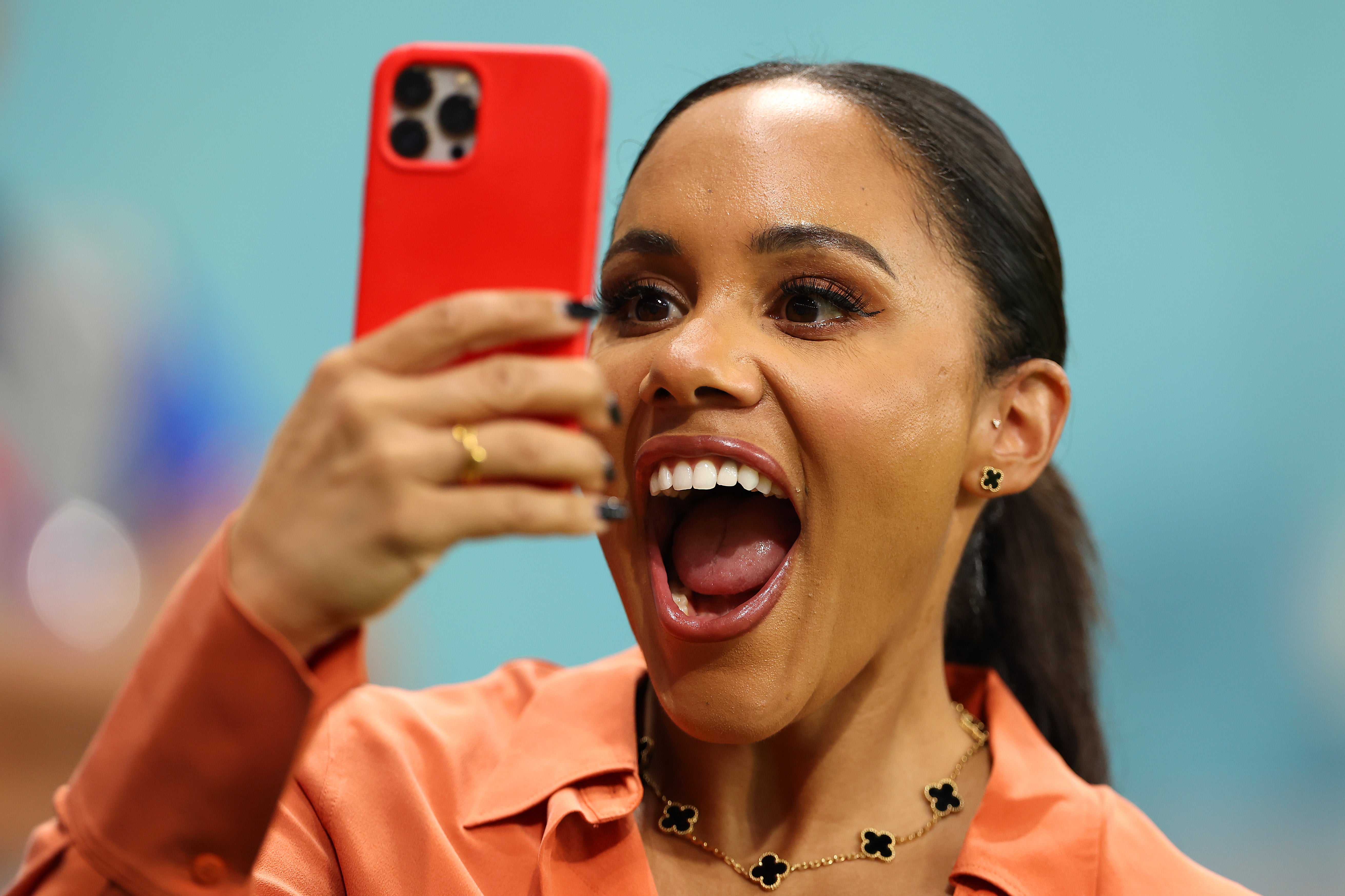 Logan estará competindo com Alex Scott para apresentar a cobertura da final em julho