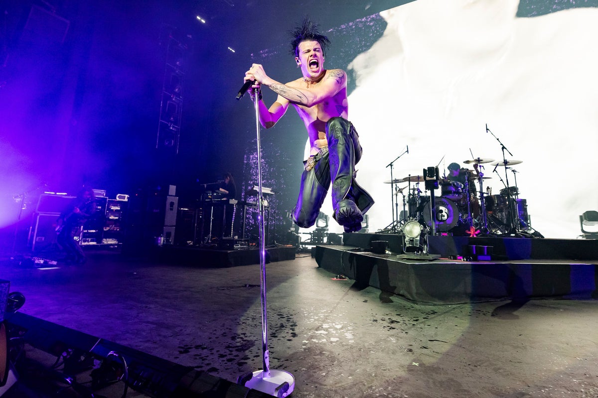 Cops searching for alleged Yungblud stalker after she fails to attend court – UK Times