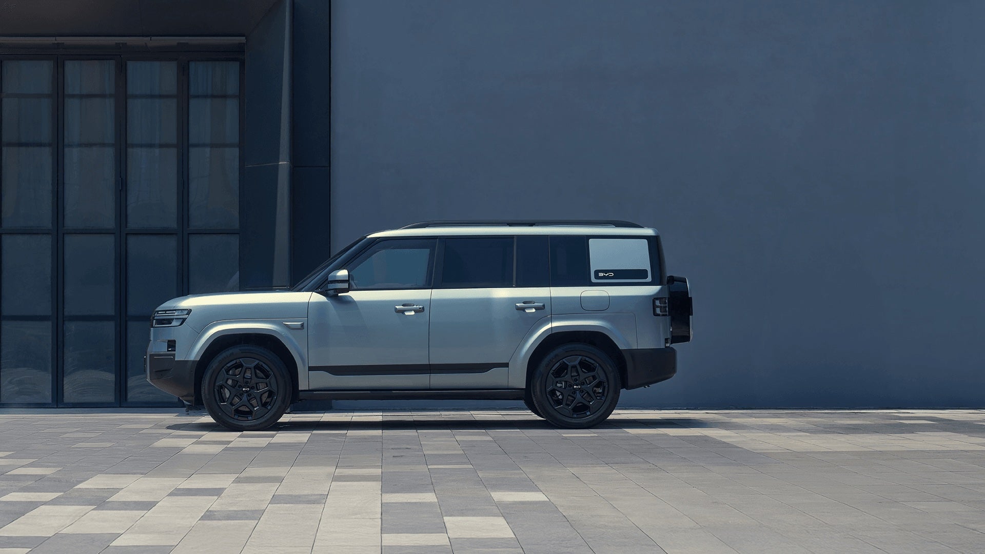 The big BYD Ti7 is longer than a Land Rover Defender 110