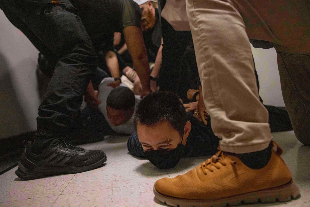 Federal judge bans most arrests by federal agents in immigration courts in New York