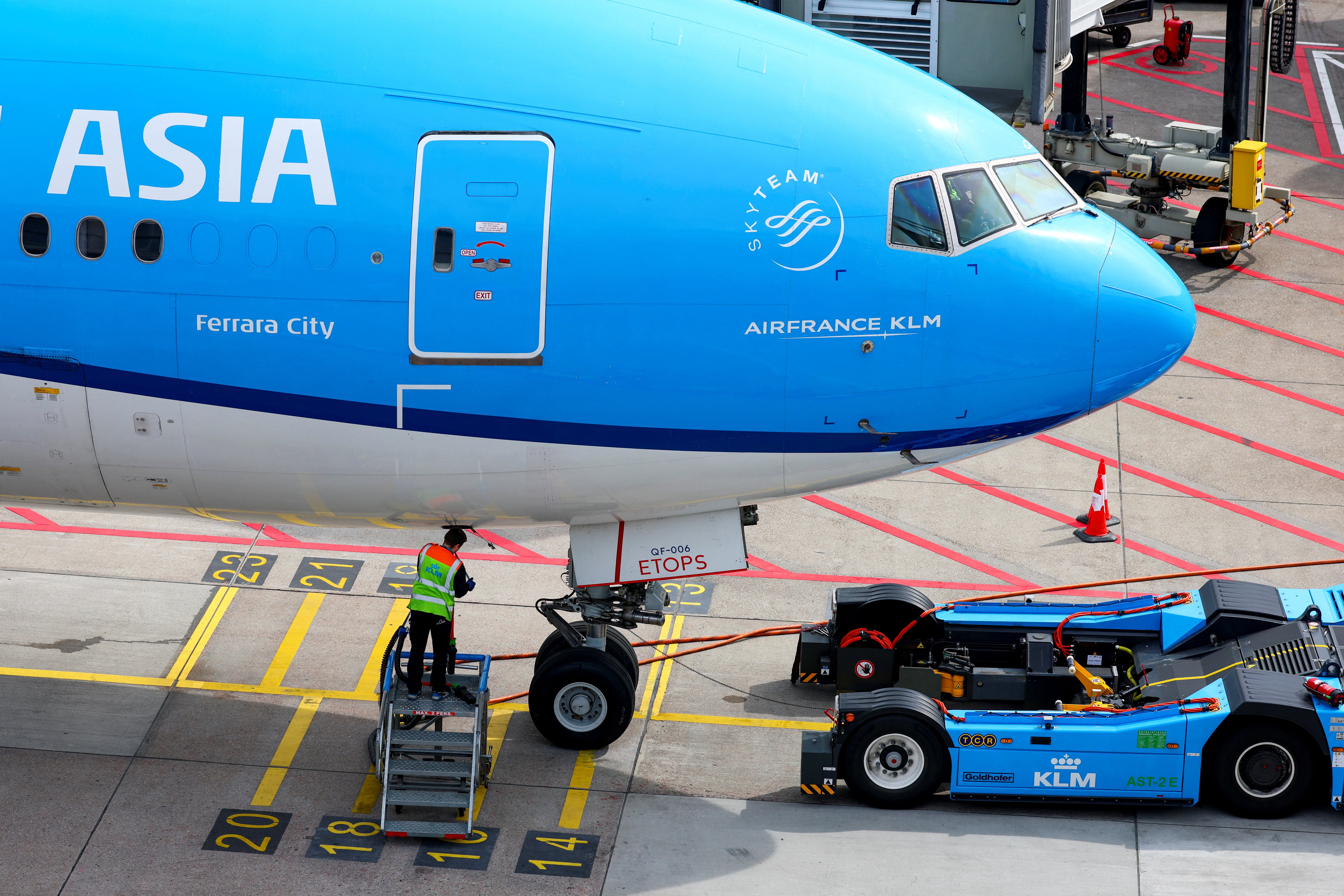 Executives from 35 airlines, including Air Serbia, SkyExpress, Luxair, Atlantic Airways, SprintAir, KLM Cityhopper, and Air Corsica, collectively sent a letter to EU officials