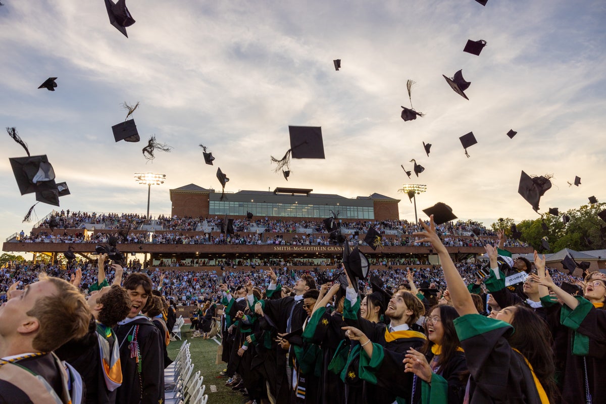 College graduates boo AI talks at commencements amid job market fears