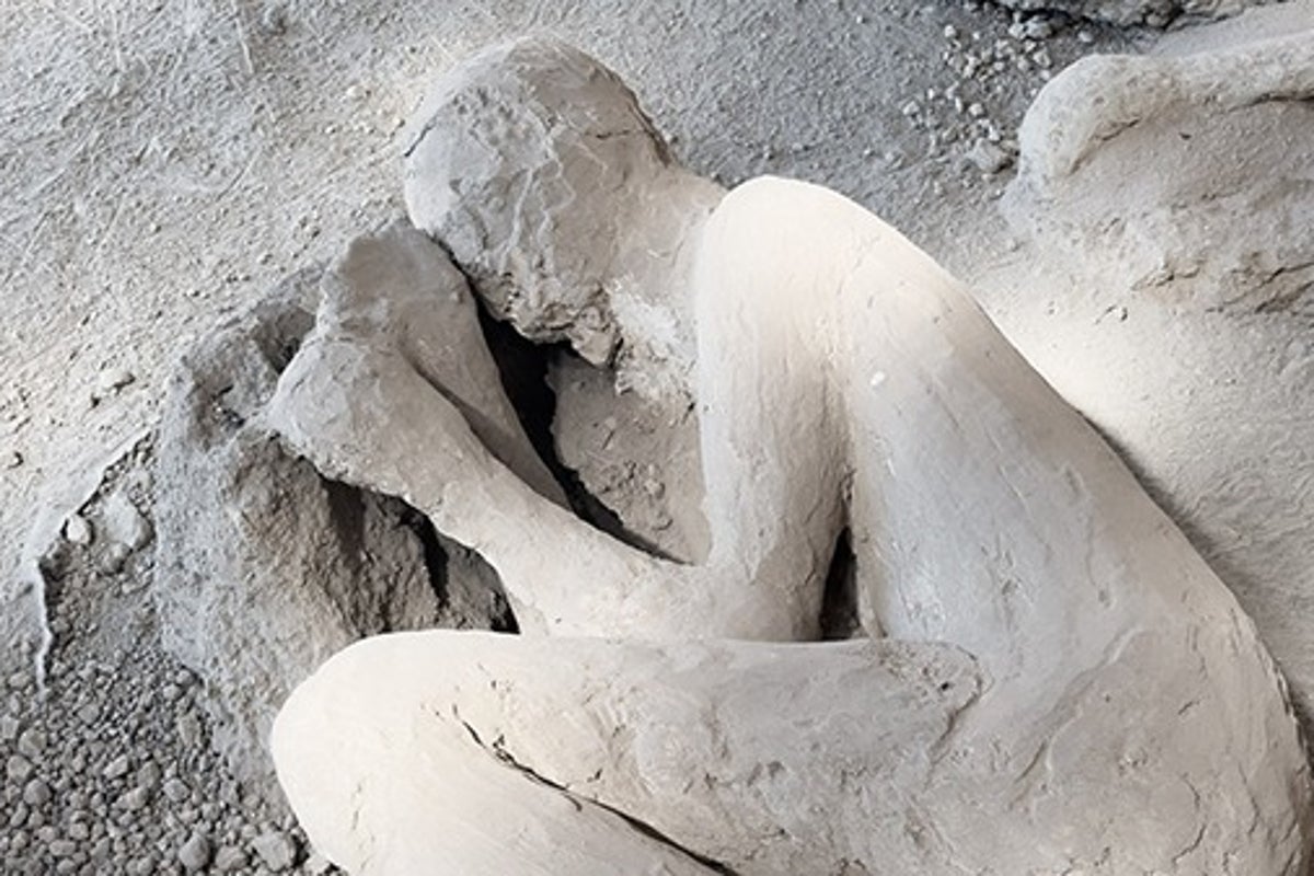Pompeii victim found holding onto ‘medical kit’ was a physician, scientists say Pompeii victim found holding onto ‘medical kit’ was a physician, scientists say