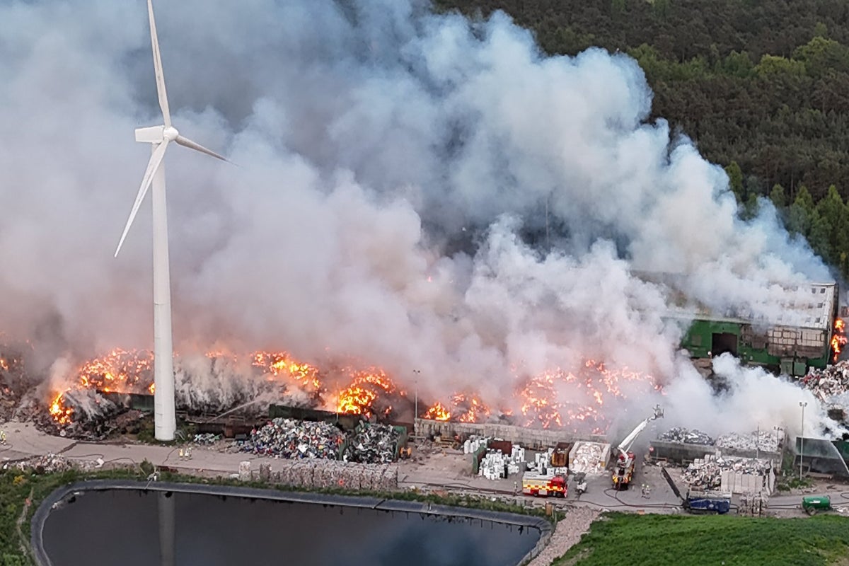 Fife Waste Facility Fire Continues For Over A Week As Smoke Warnings Fife Waste Facility Fire Continues For Over A Week As Smoke Warnings