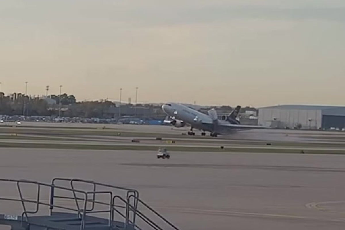 https://static.independent.co.uk/2026/05/20/10/07/Moment-a-UPS-cargo-plane-lost-an-engine-seconds-after-takeoff-in-Kentucky.jpeg?width=1200&height=800&crop=1200:800