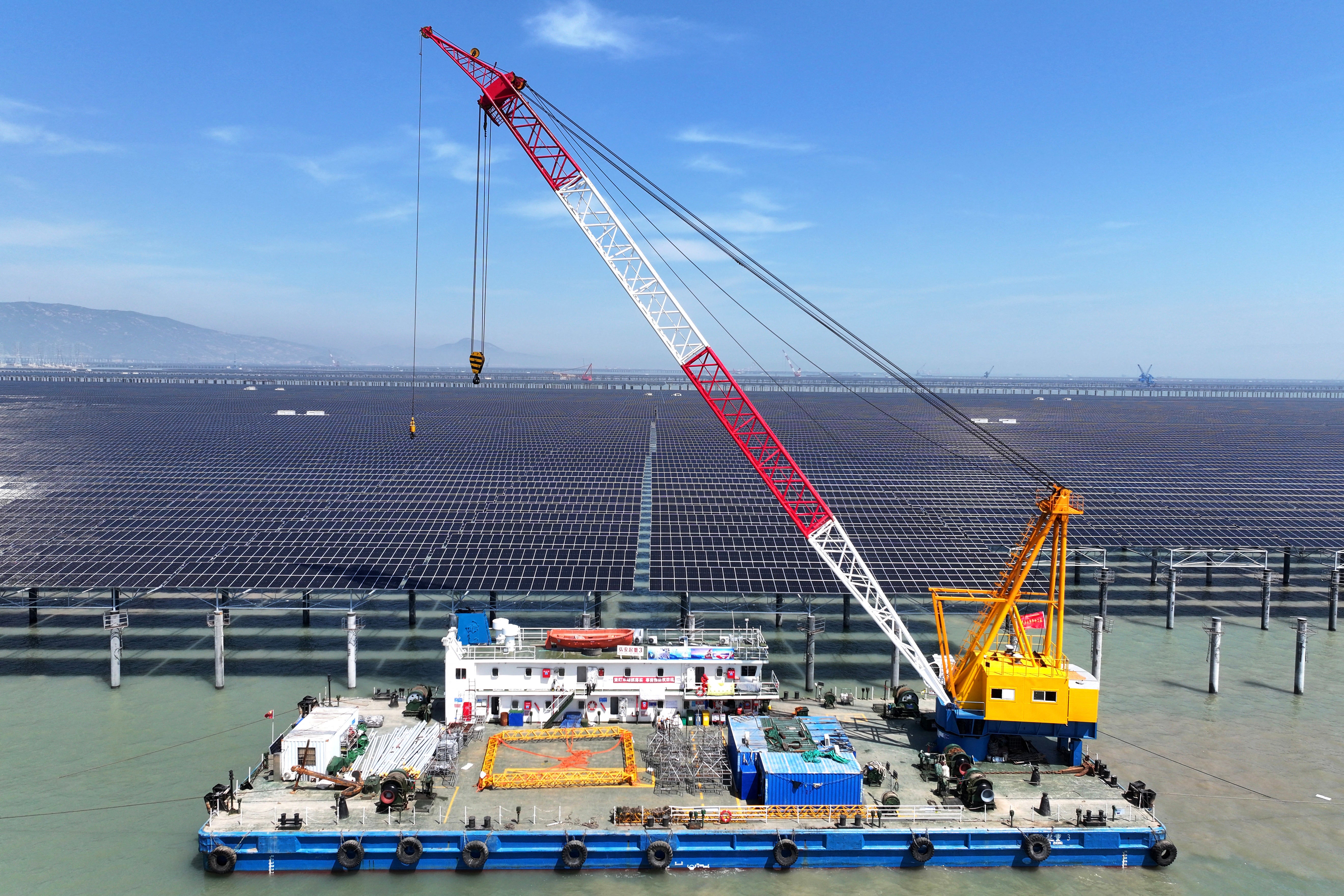 Workers install solar panels at the CNNC Tianwan tidal flat photovoltaic power plant in Lianyungang, China (AFP/Getty)