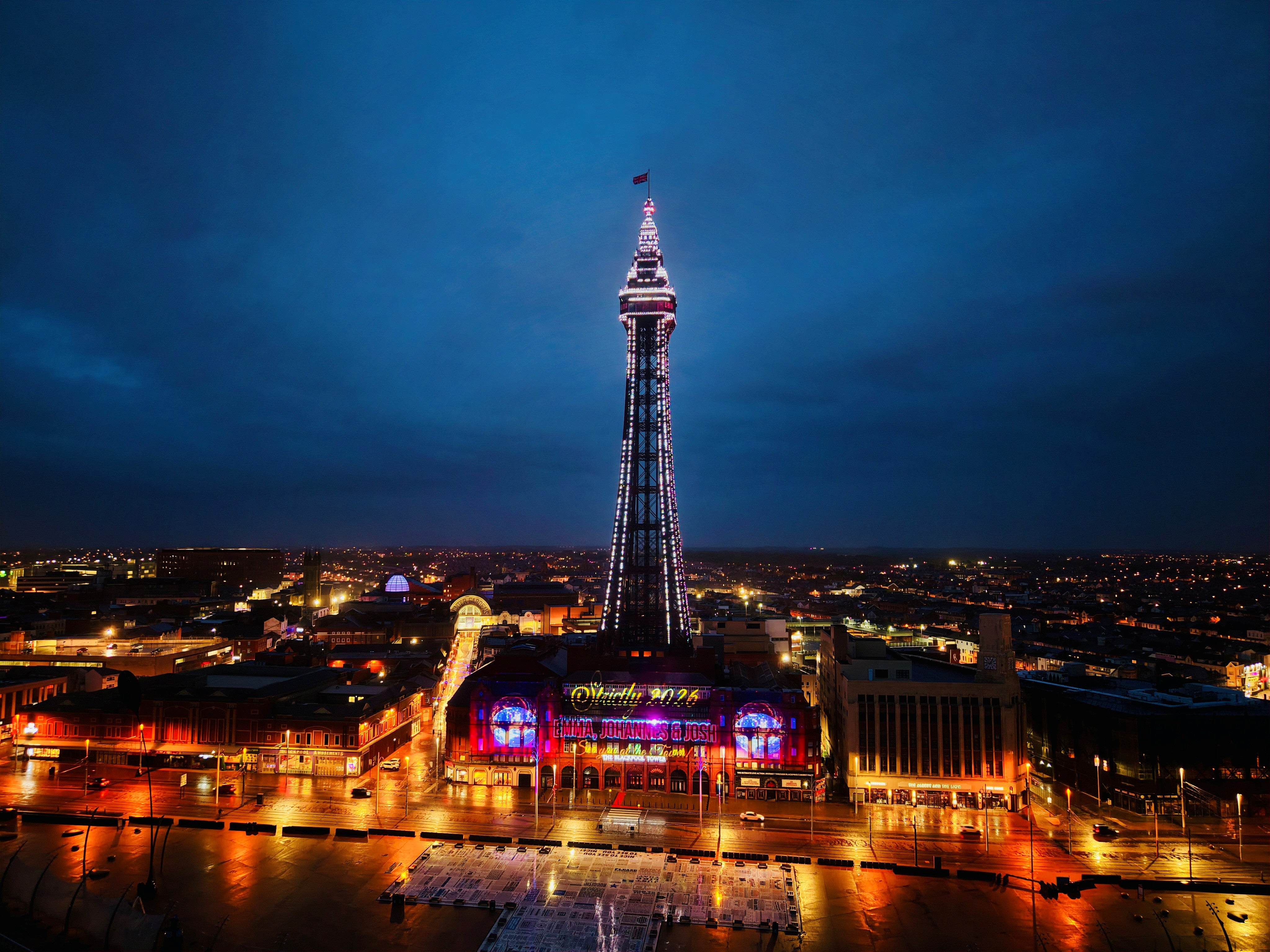 La Blackpool Tower illuminata per celebrare i nuovi host Strictly