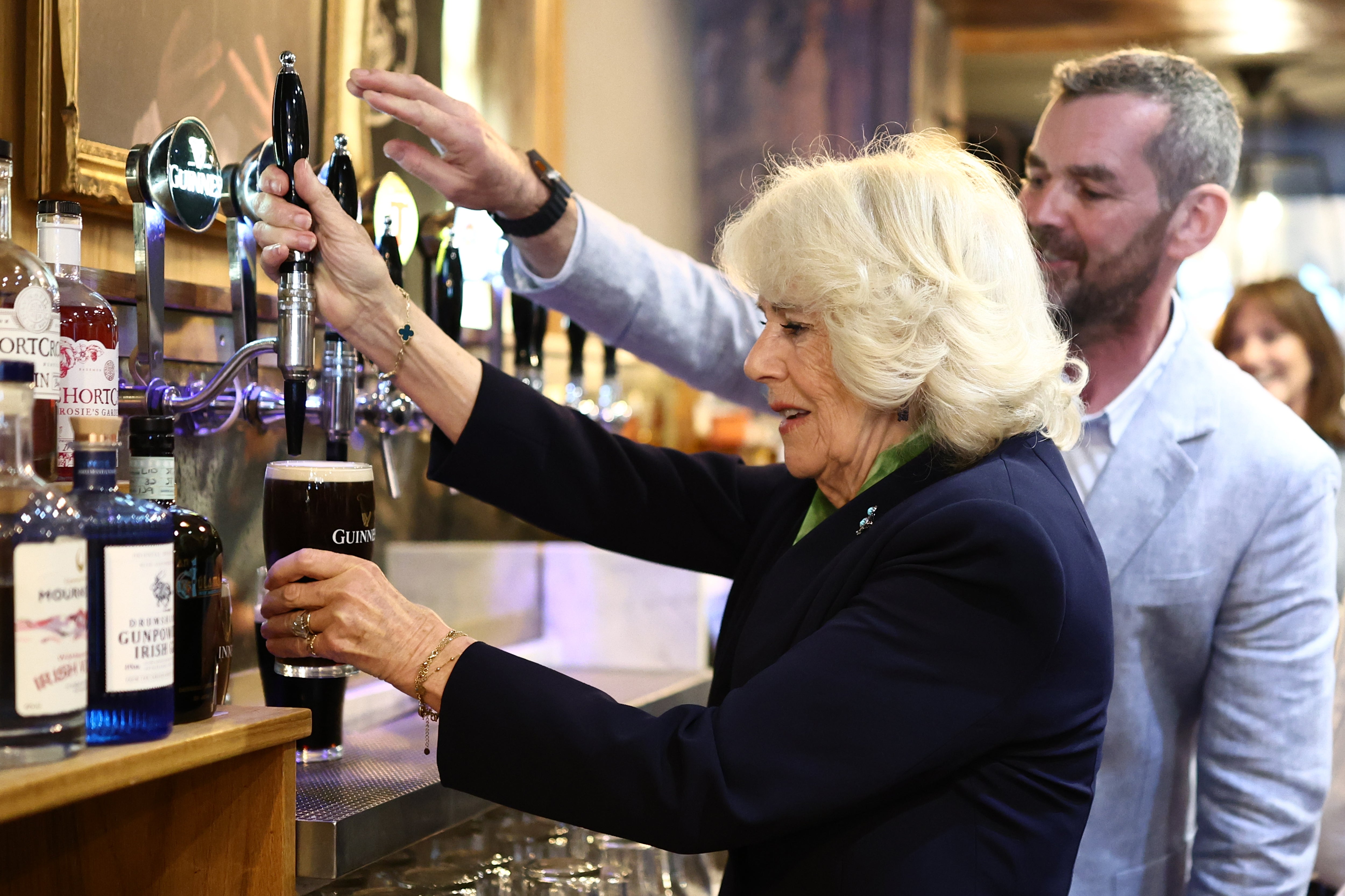 Inside the Parson’s Nose pub and restaurant, after meeting staff, Her Majesty was invited to try her hand at pouring a stout. (PA)