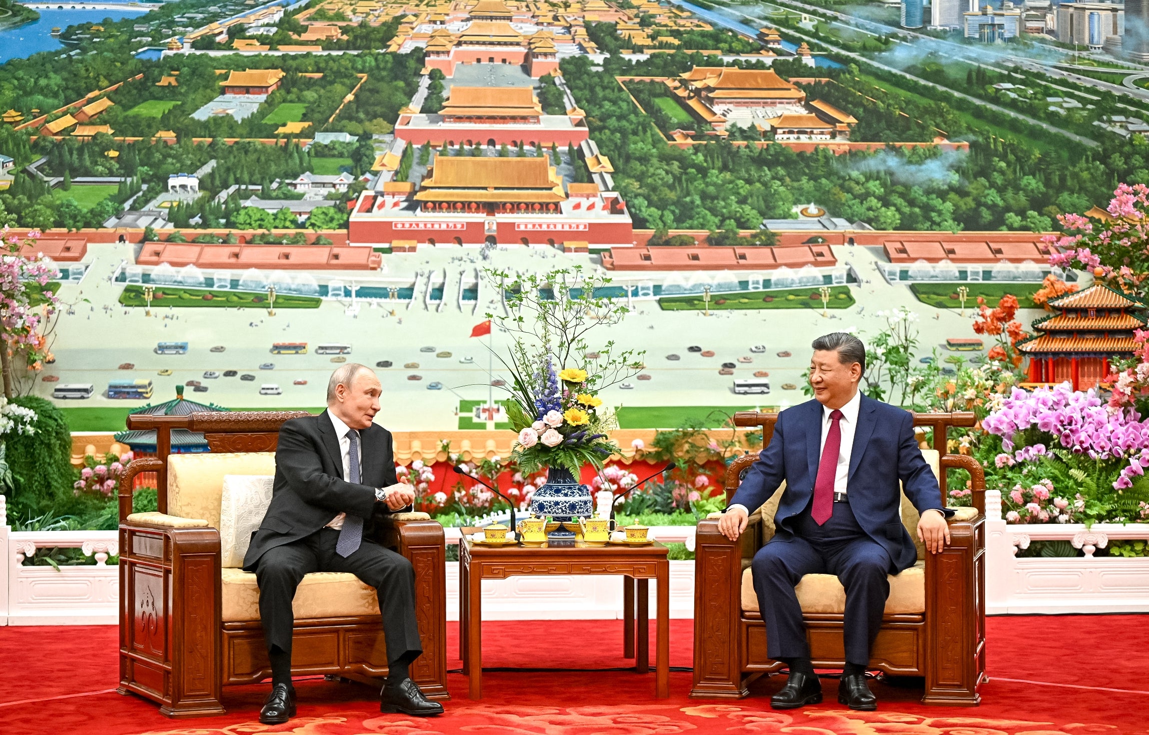 Putin and Xi Jinping chat over tea in Beijing (AFP/Getty)