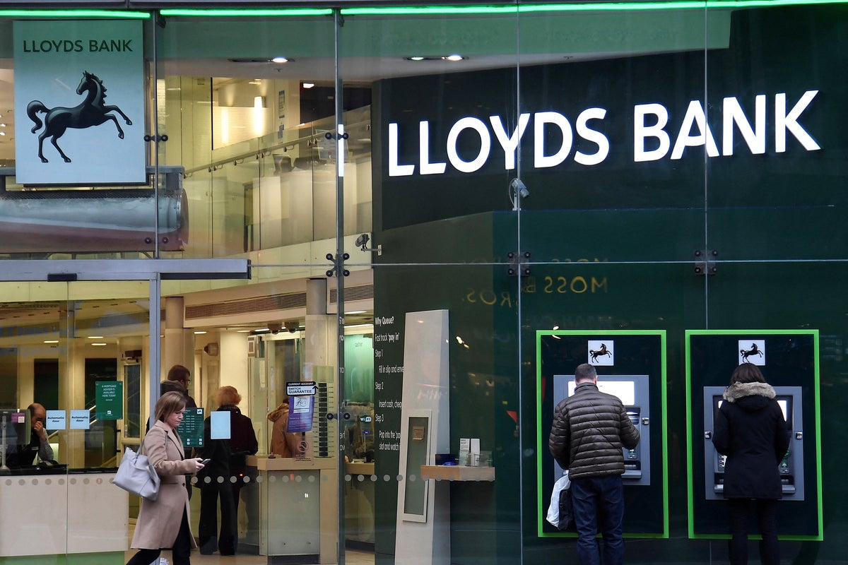 Lloyds ən böyük bank filialı şəbəkəsi titulunu Nationwide-a itirəcək
