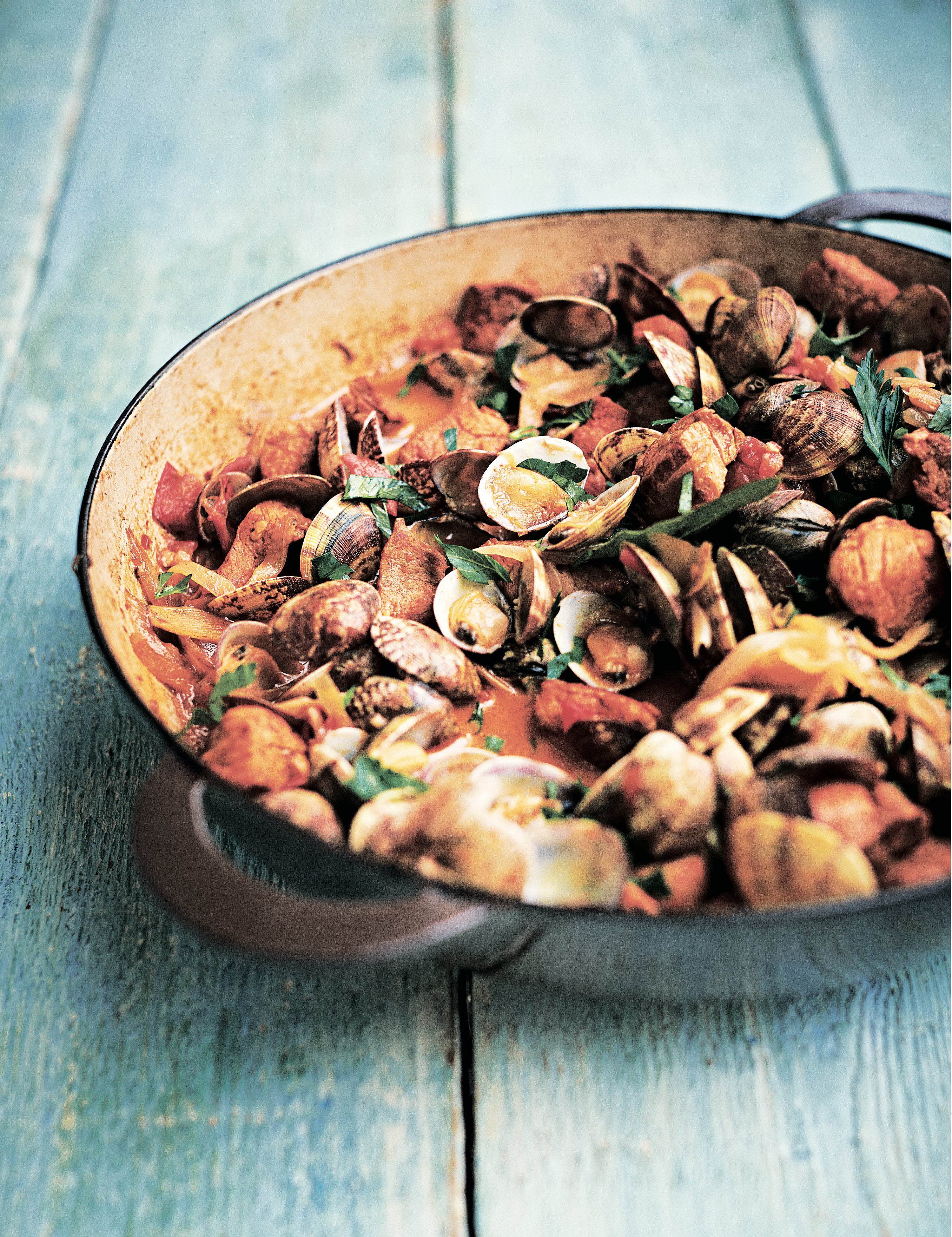 A classic Portuguese pairing that proves pork and shellfish belong together – especially with plenty of bread for the sauce