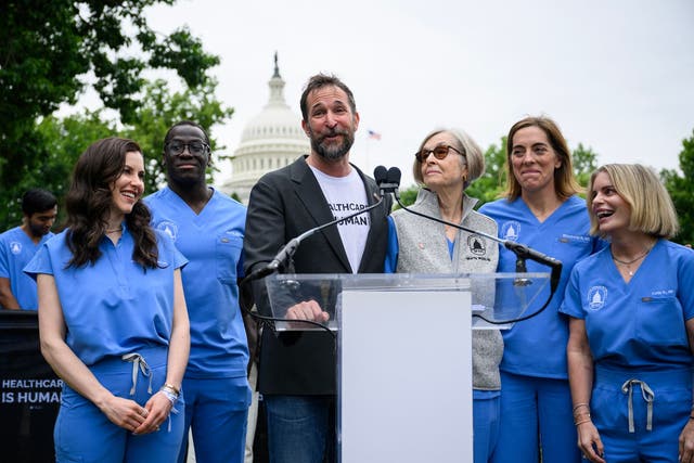 <p>Noah Wyle encabezó una manifestación en Washington D.C. en apoyo a los trabajadores de la salud junto a su madre</p>