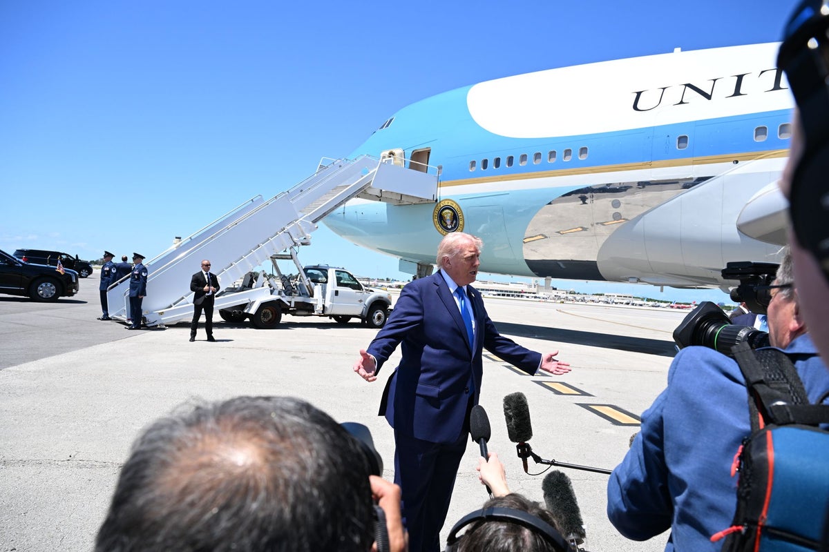 Os contribuintes da Flórida pagarão parte do custo de US$ 5 milhões para mudar o nome do aeroporto em homenagem a Trump Os contribuintes da Flórida pagarão parte do custo de US$ 5 milhões para mudar o nome do aeroporto em homenagem a Trump