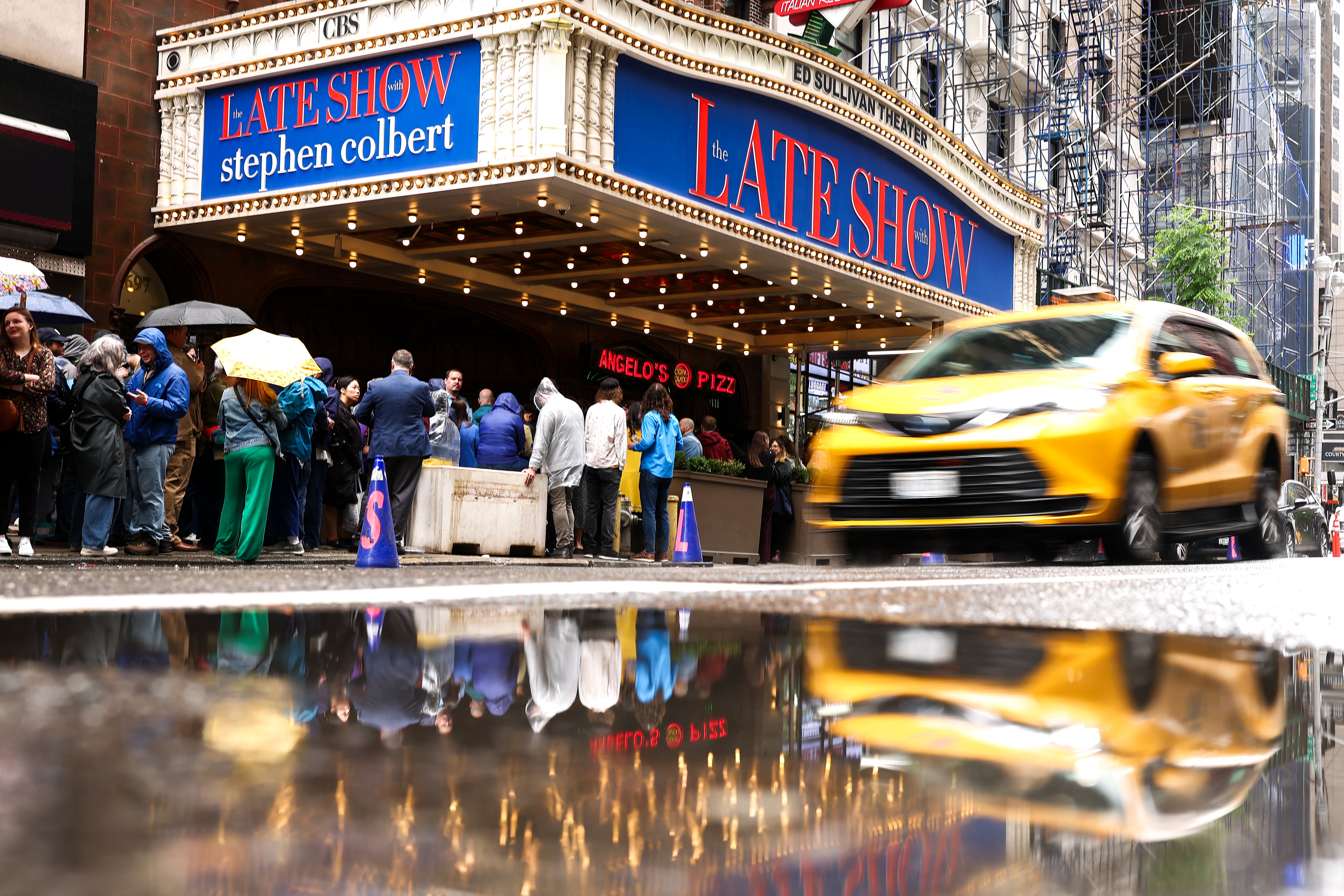 Fans braved the rain to line up ahead of the final taping of the show (AFP/Getty)