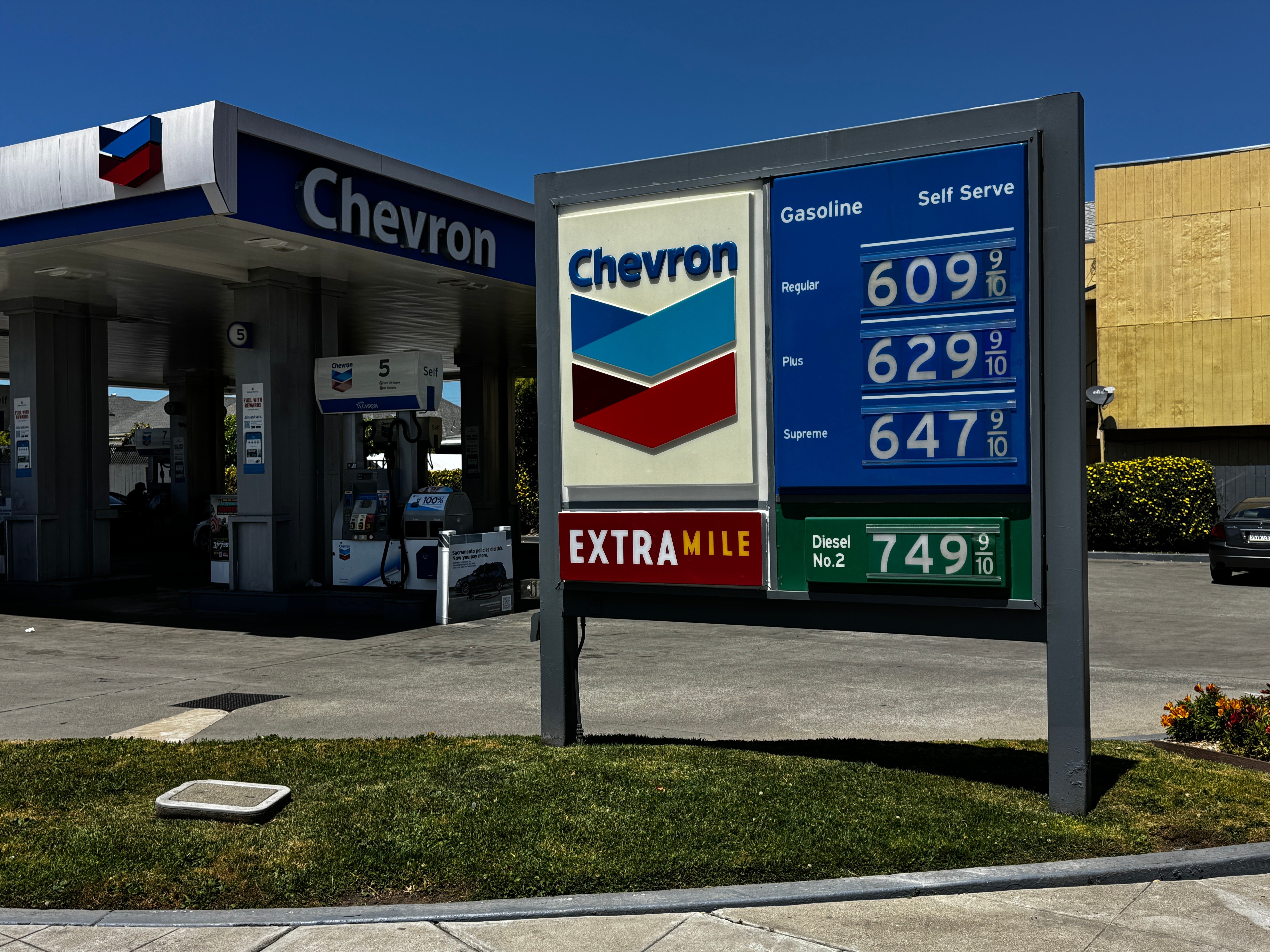 independent.co.uk - Sophie Austin - Newsom's office warns Californians to avoid Chevron this holiday weekend, citing high gas prices