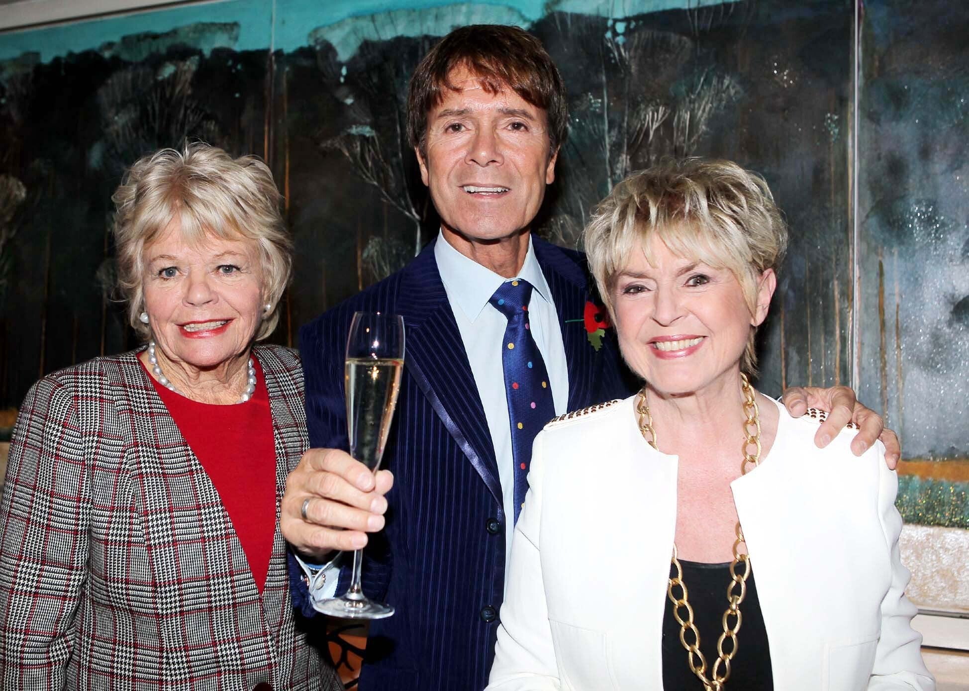 Judith Chalmers, Sir Cliff Richard e Gloria Hunniford comparecem ao almoço de homenagem dos Lady Taverners a Sir Cliff Richard no hotel Dorchester em Londres