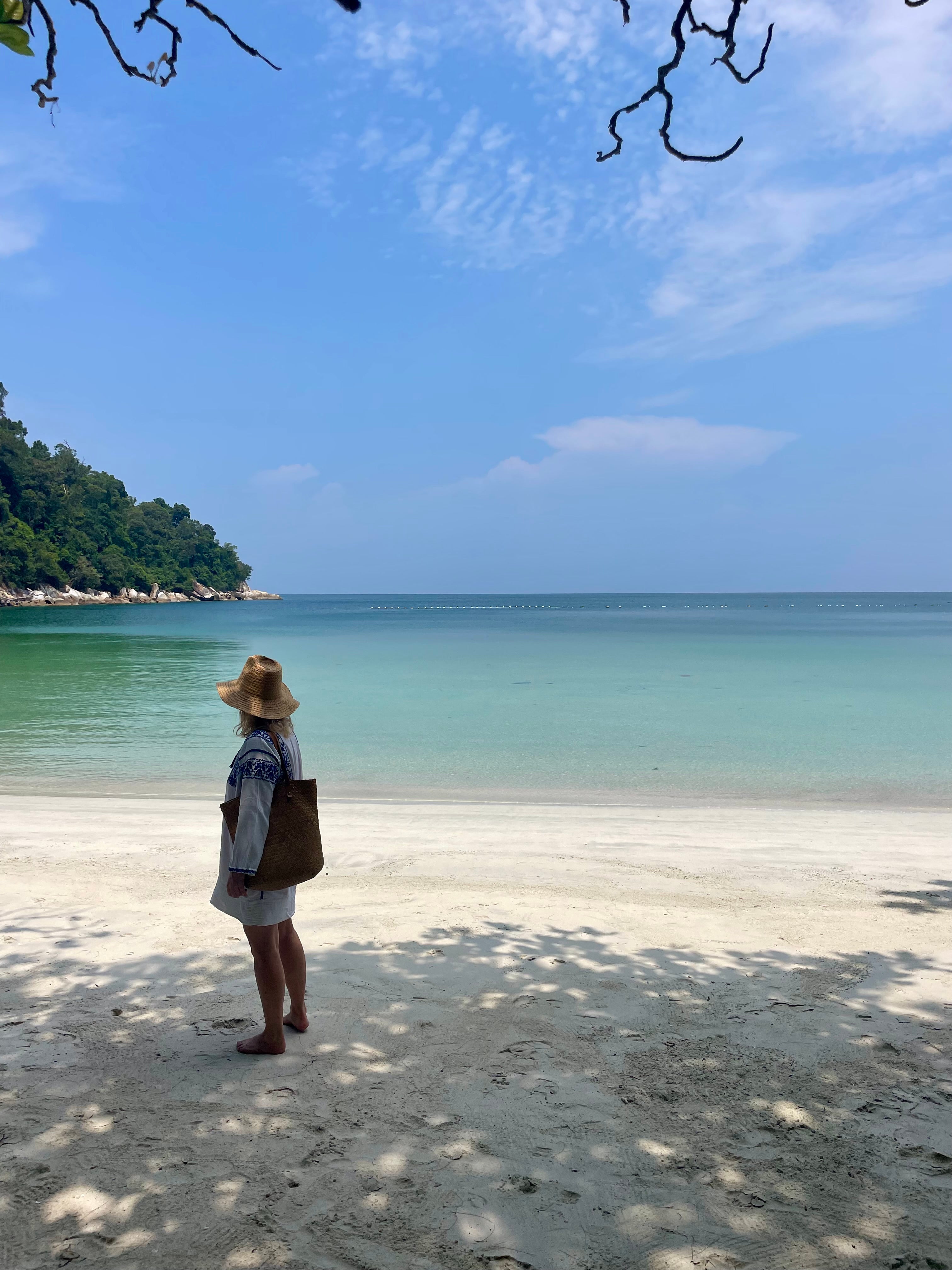 Fiona 在翡翠湾花点时间欣赏南中国海的美景