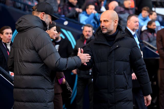 <p>Pep Guardiola (a la derecha) estrechando la mano a su mayor rival, Jürgen Klopp</p>
