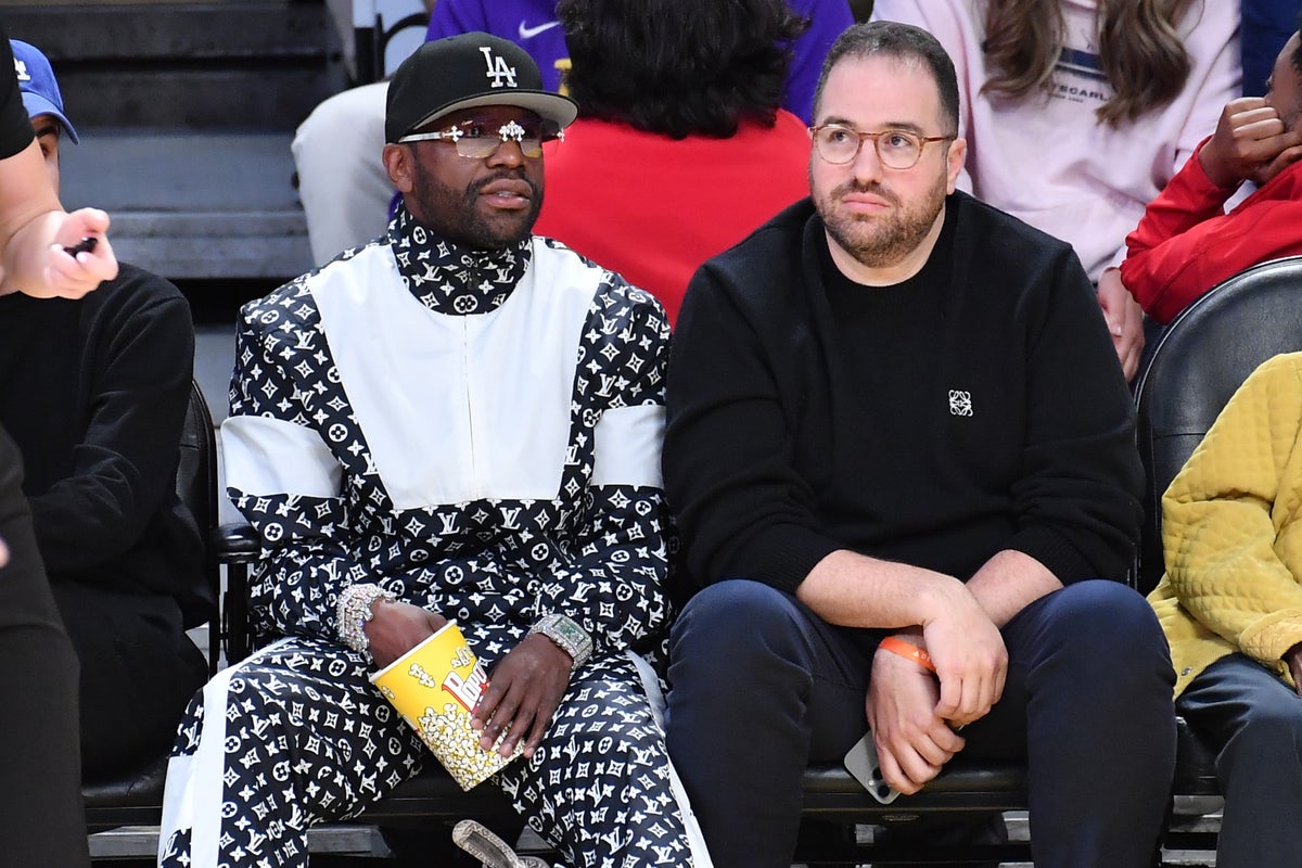 Boxing champ Floyd Mayweather Jr. accuses business advisor Jona Rechnitz of stealing 5 million in cash, gems, and jets – UK Times Boxing champ Floyd Mayweather Jr. accuses business advisor Jona Rechnitz of stealing 5 million in cash, gems, and jets – UK Times