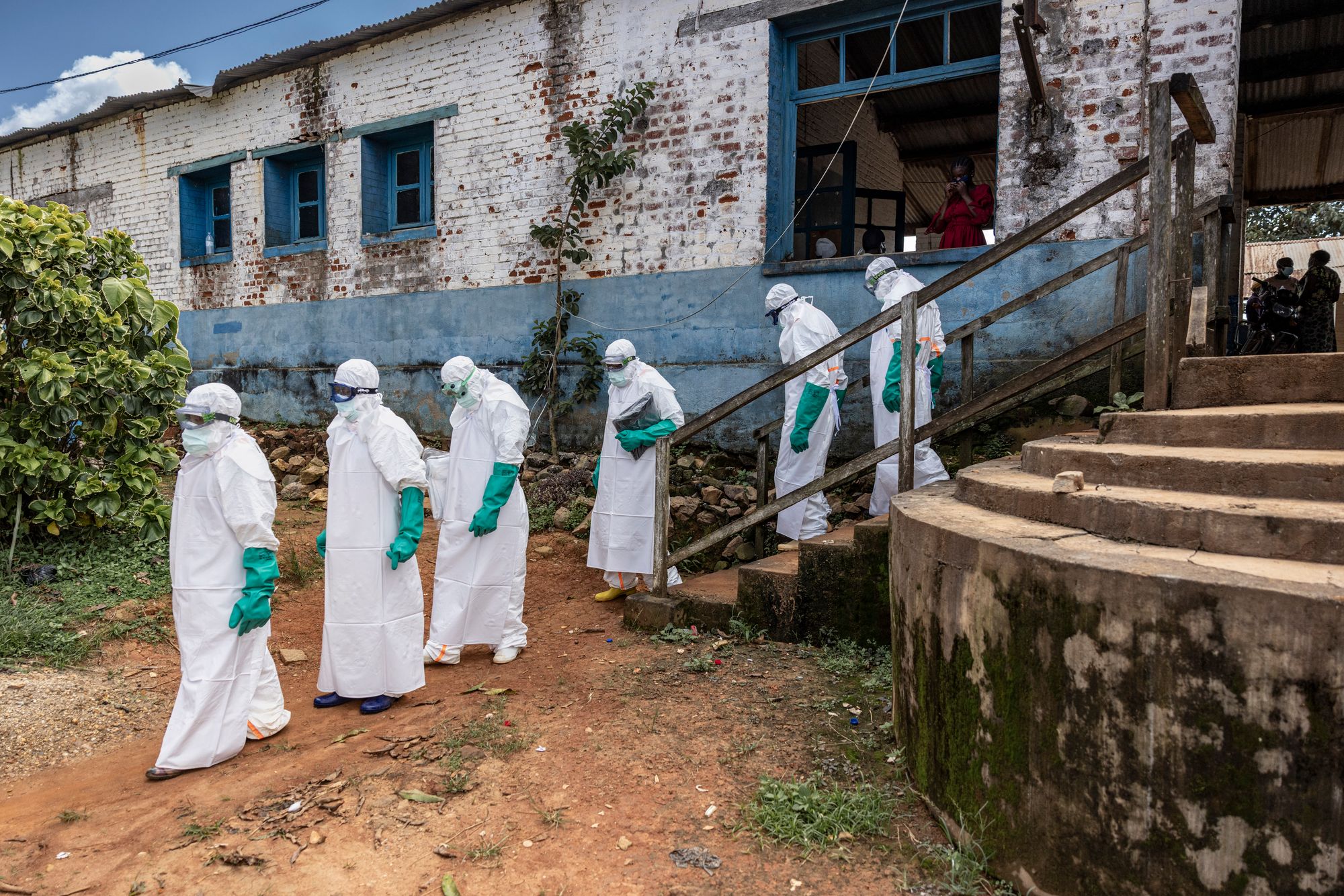 Des agents de santé portant des équipements de protection alors qu'ils répondent à une épidémie d'Ebola devant l'hôpital général de référence de Mongbwalu, en Corée du Nord, le 21 mai 2026.