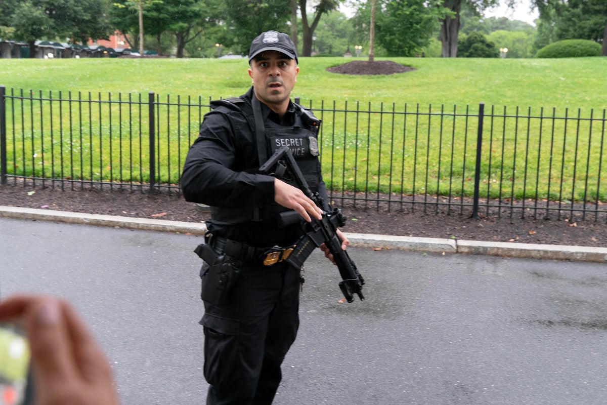 Law enforcement authorities are responding to reports of shots fired near White House – UK Times Law enforcement authorities are responding to reports of shots fired near White House – UK Times