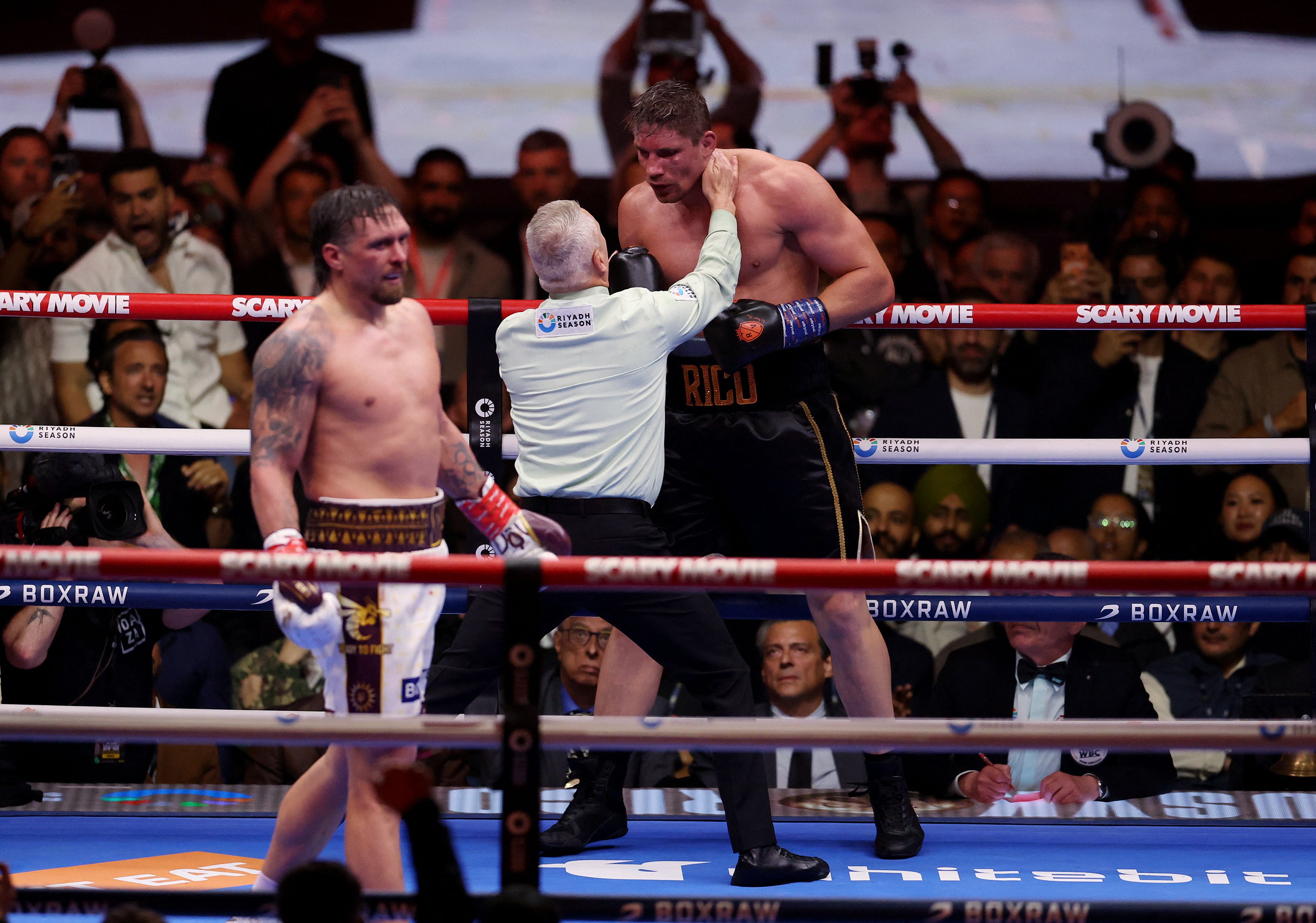Rico Verhoeven protesting the referee’s stoppage against Oleksandr Usyk