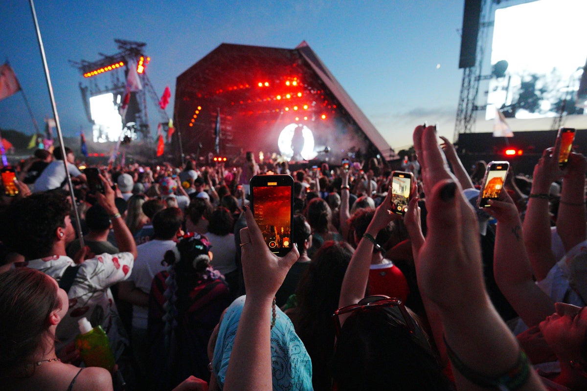 ‘Ouch!’: Glastonbury fans ‘shocked’ at new ticket price ‘Ouch!’: Glastonbury fans ‘shocked’ at new ticket price