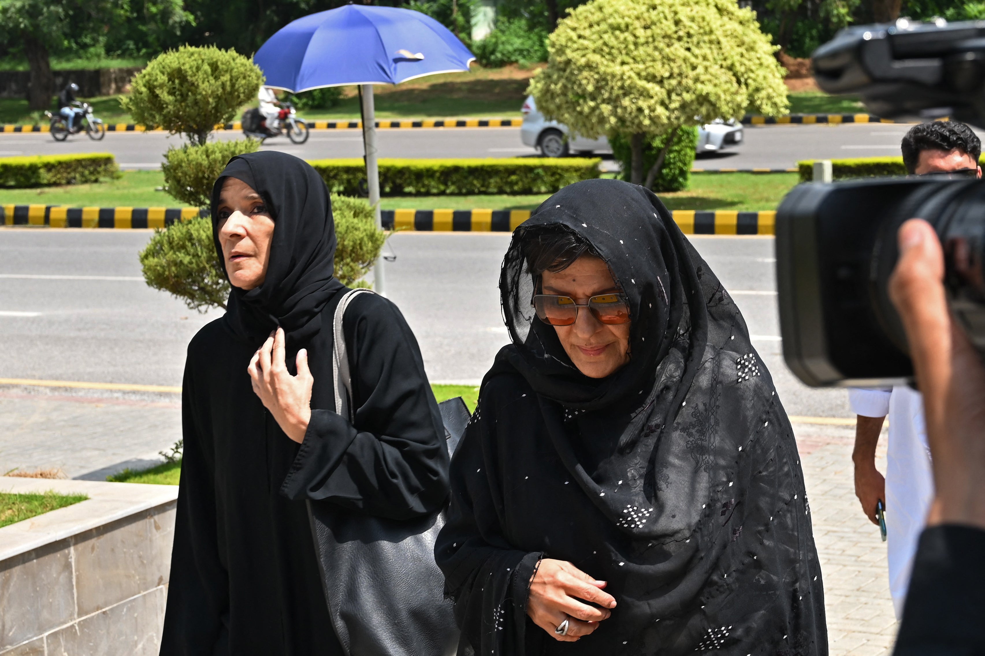 Aleema Khan and Uzma Khanum (left) arrive at the High Court in Islamabad in 2023