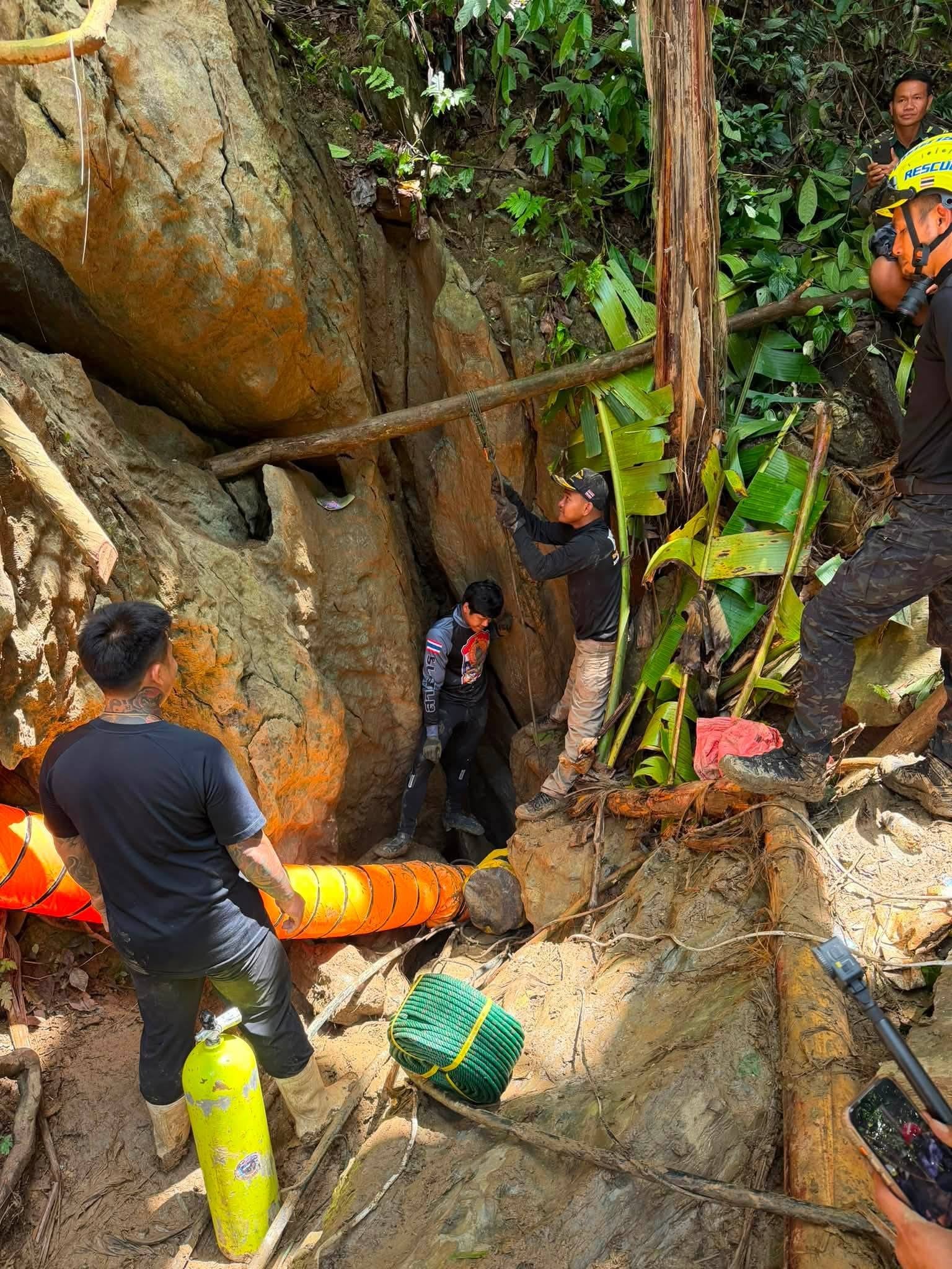 Rescuers work to reach seven people trapped in a cave in Xaisomboun province of Laos (Local Library)