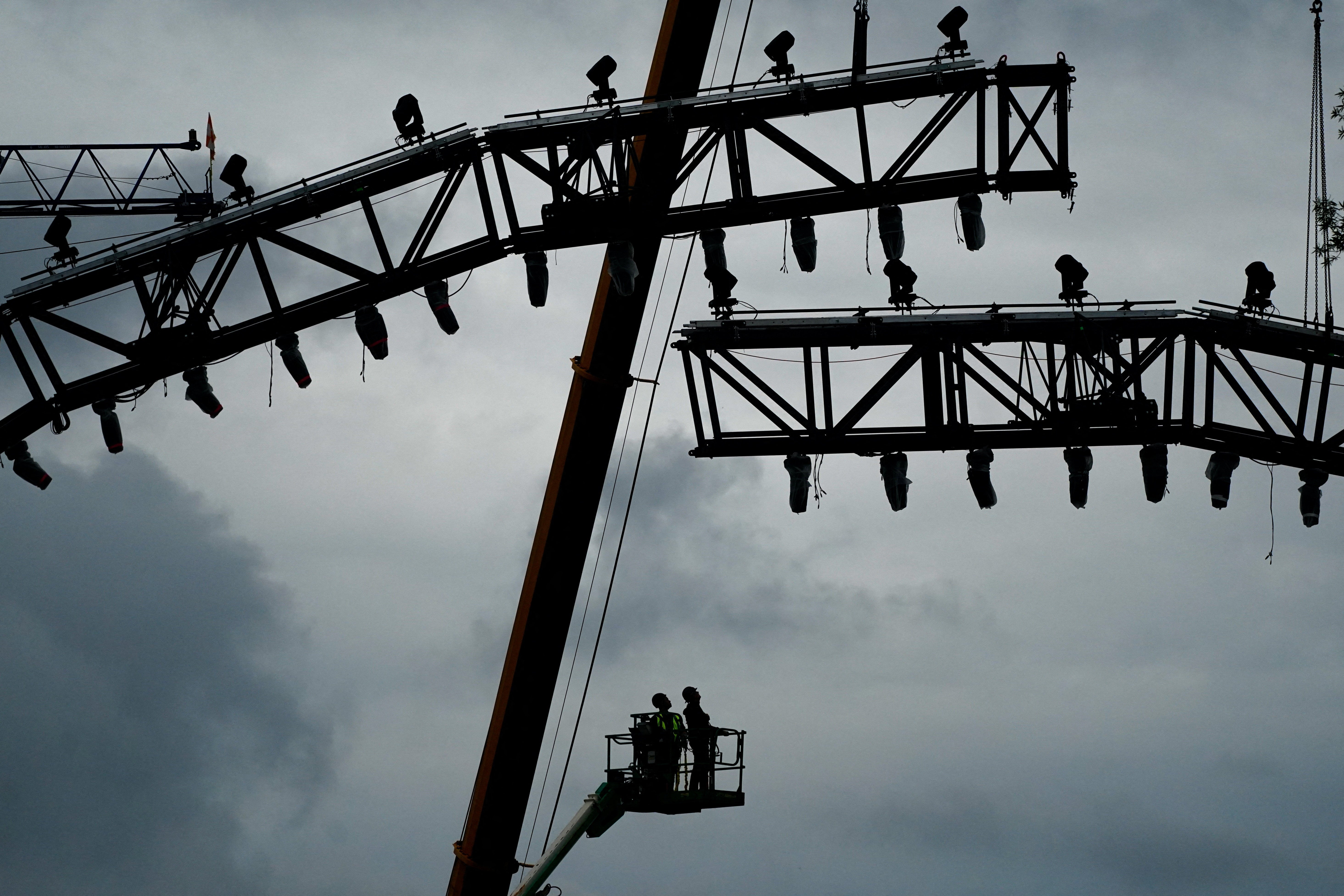 Photos recently taken outside the White House
appear to show construction crews starting to assemble a massive lighting rig in anticipation of the fight