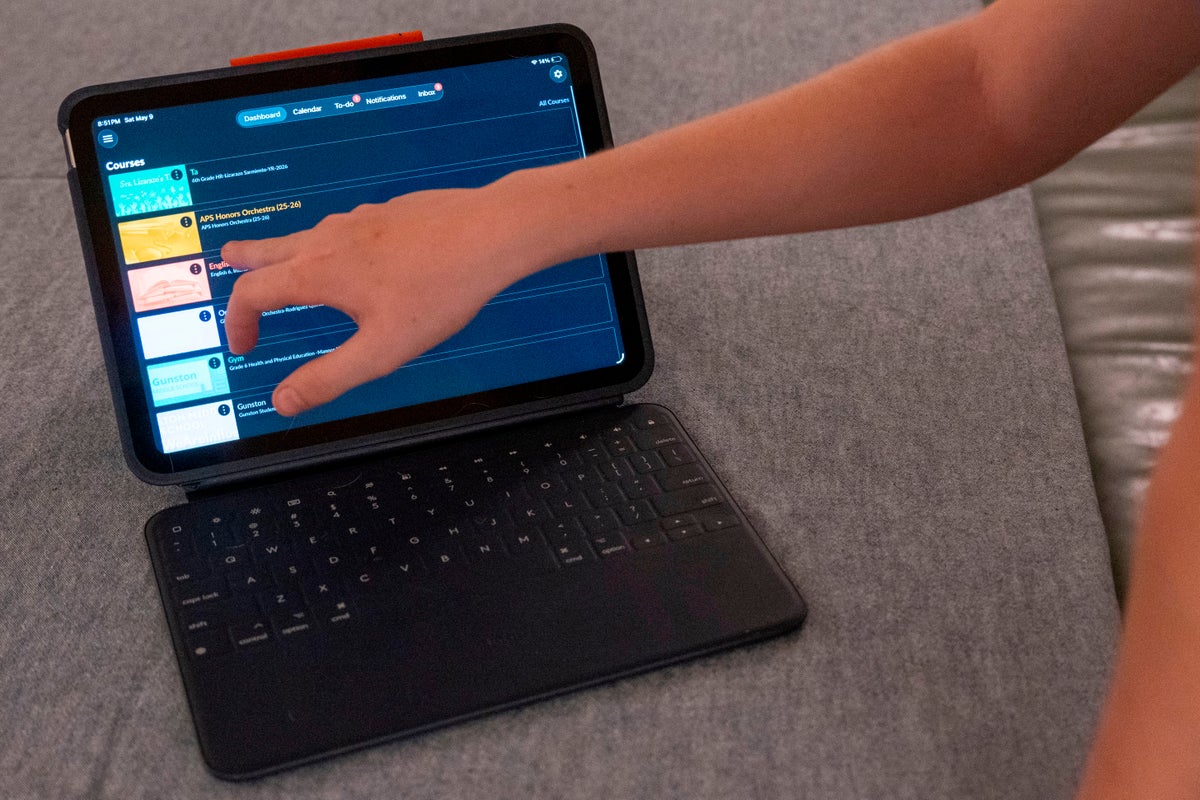 America’s schools face a backlash on digital devices as screens saturate classrooms – UK Times