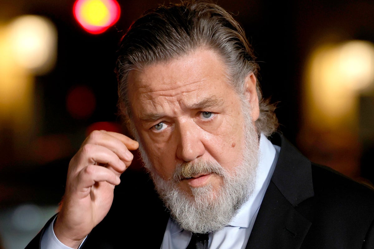 Russell Crowe hits out at claims he angrily confronted fans in Paris – UK Times Russell Crowe hits out at claims he angrily confronted fans in Paris – UK Times