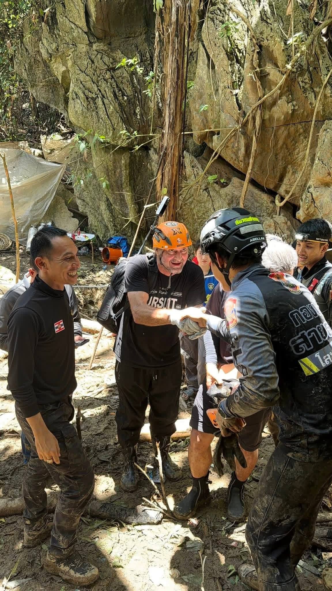 Finnish and Thai divers arrive in Laos (MTK Command & Control Center)
