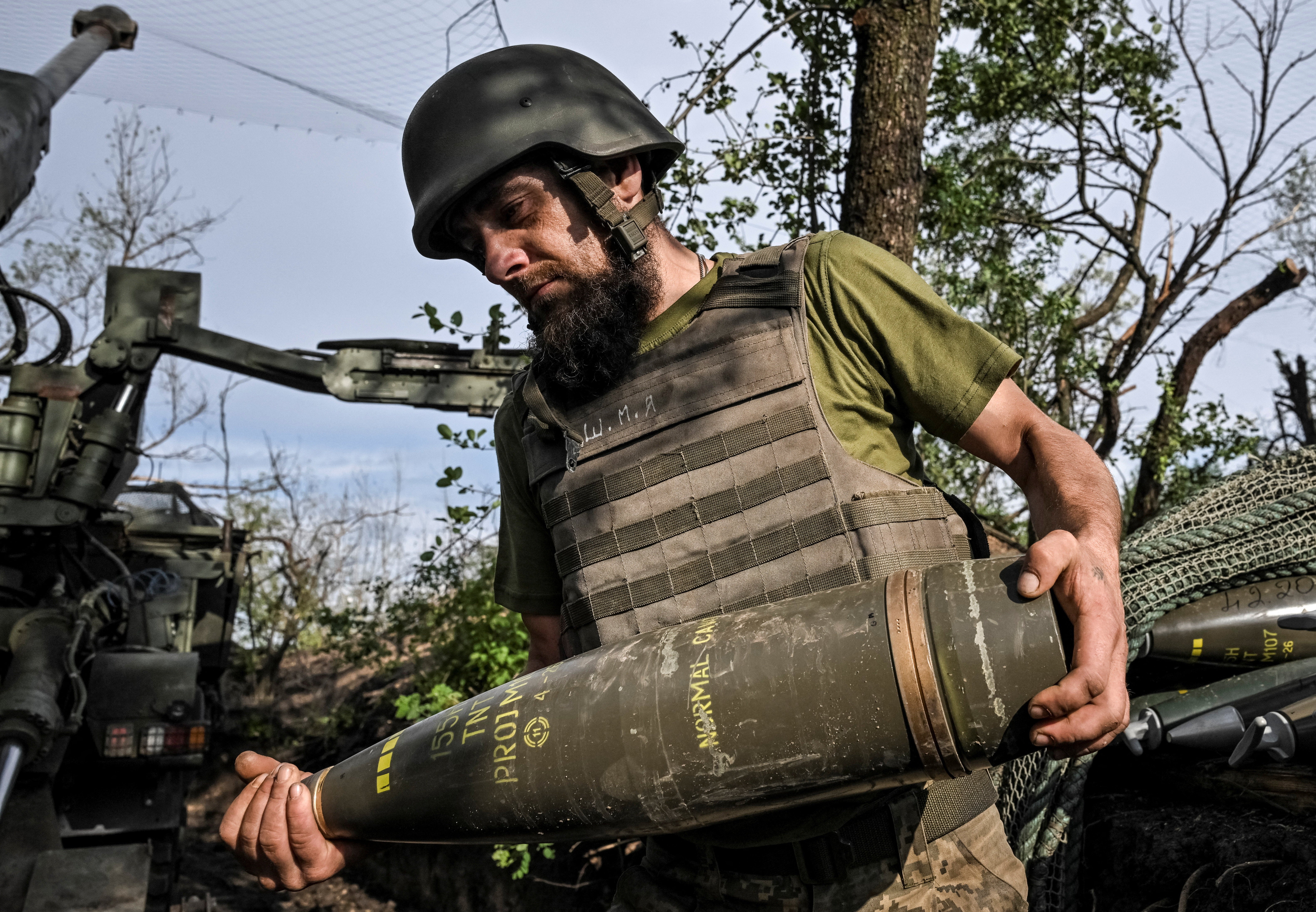 Ukrainian soldiers fire at Russian positions