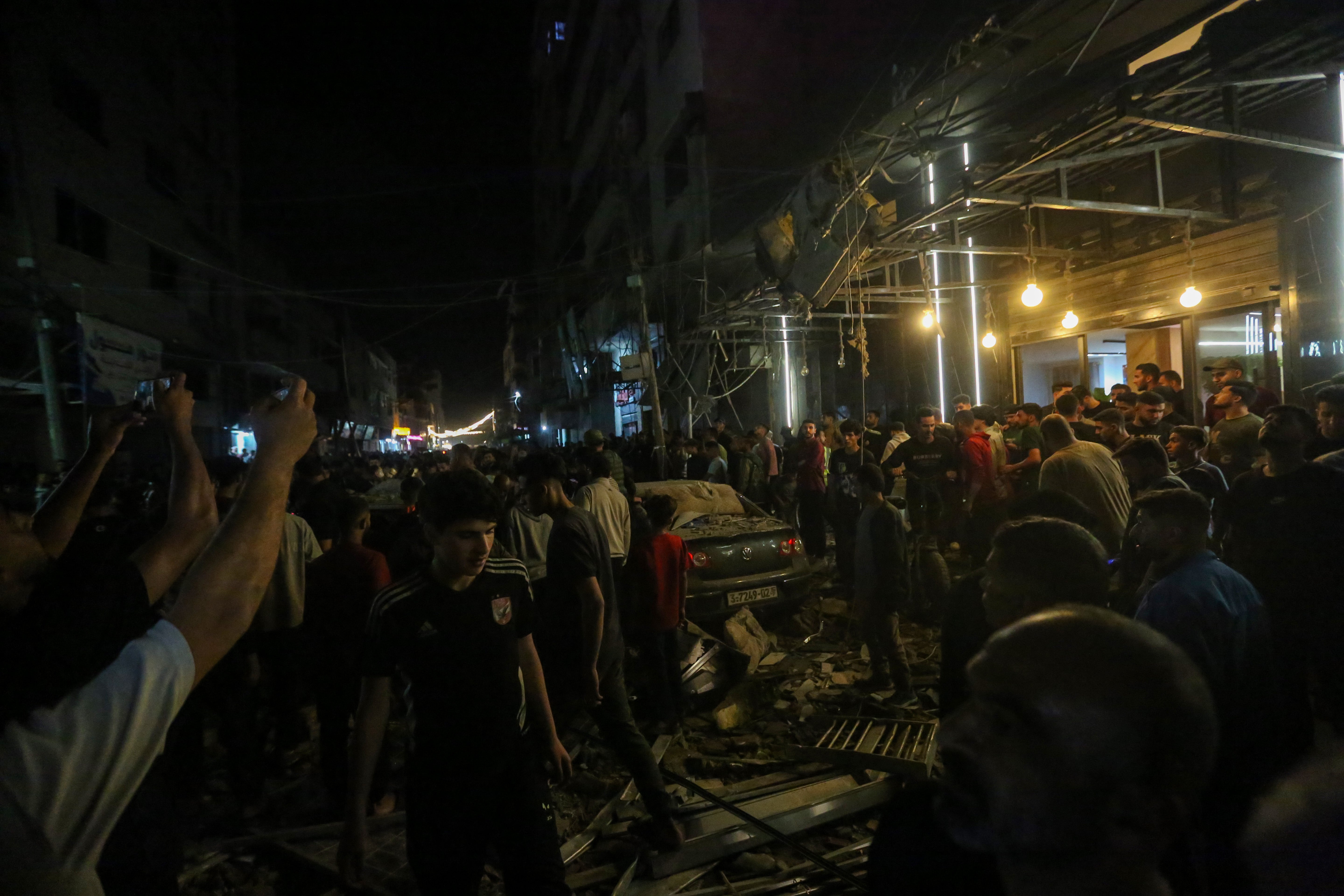 Emergency teams arrived at the scene following Israeli airstrikes on a residential building in the Rimal area of ​​Gaza City that is believed to have killed Odeh